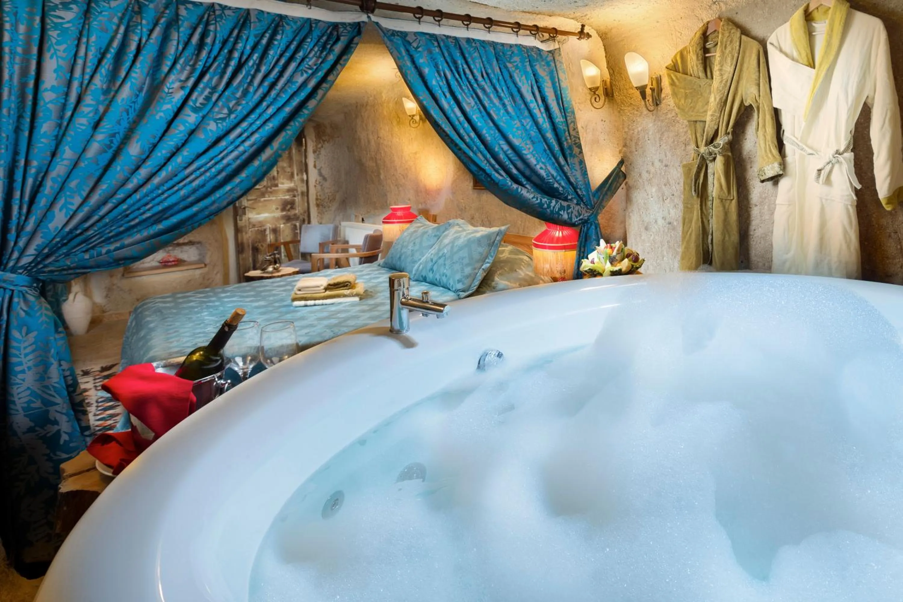 Hot Tub, Bed in Cappadocia Splendid Cave Hotel