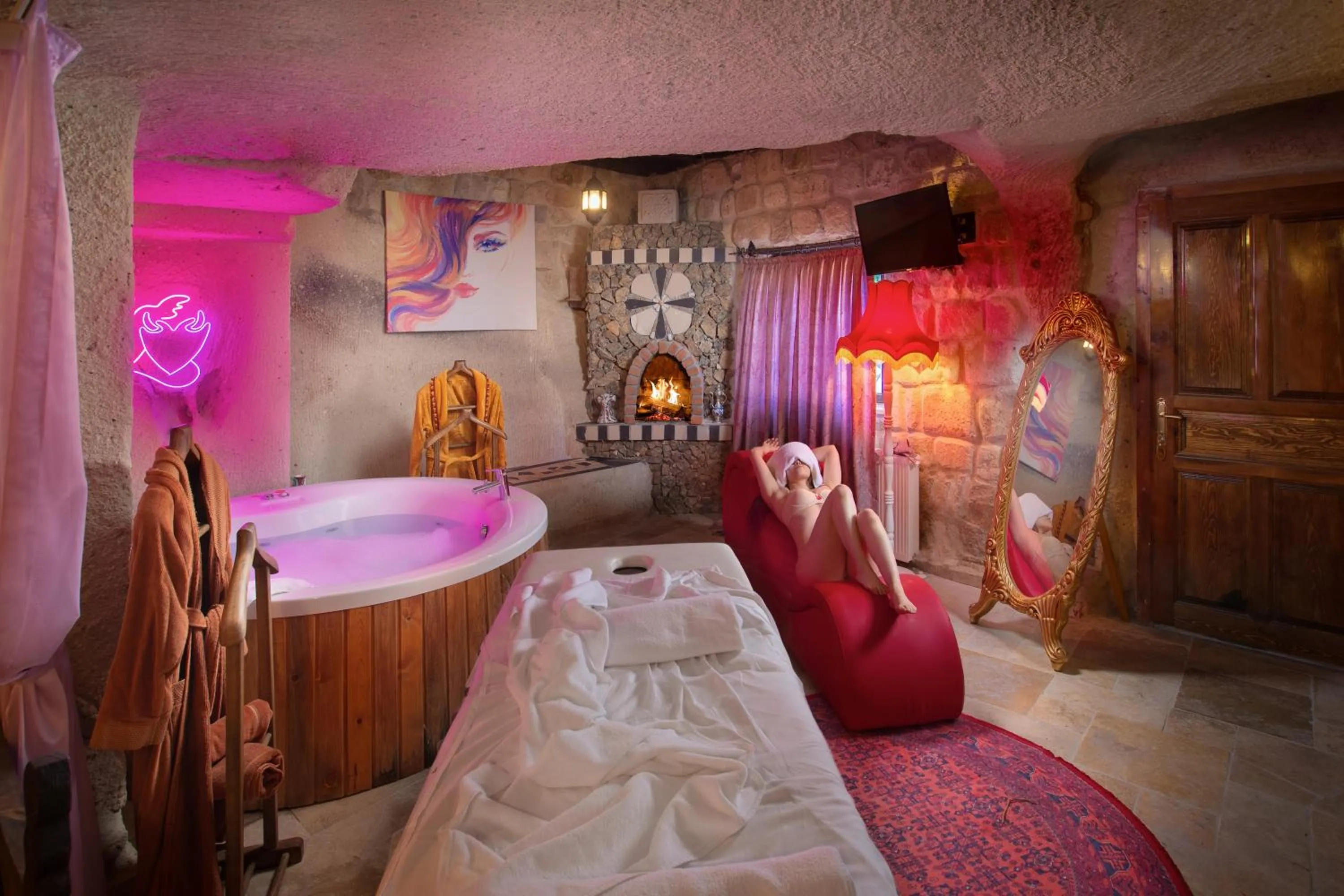 Hot Tub, Bed in Cappadocia Splendid Cave Hotel