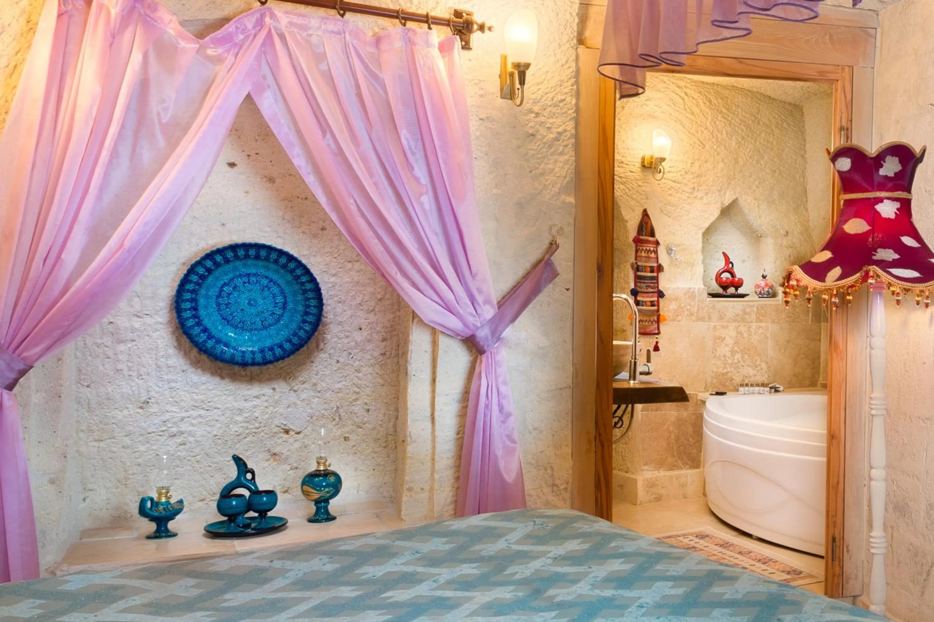 Toilet, Bed in Cappadocia Splendid Cave Hotel