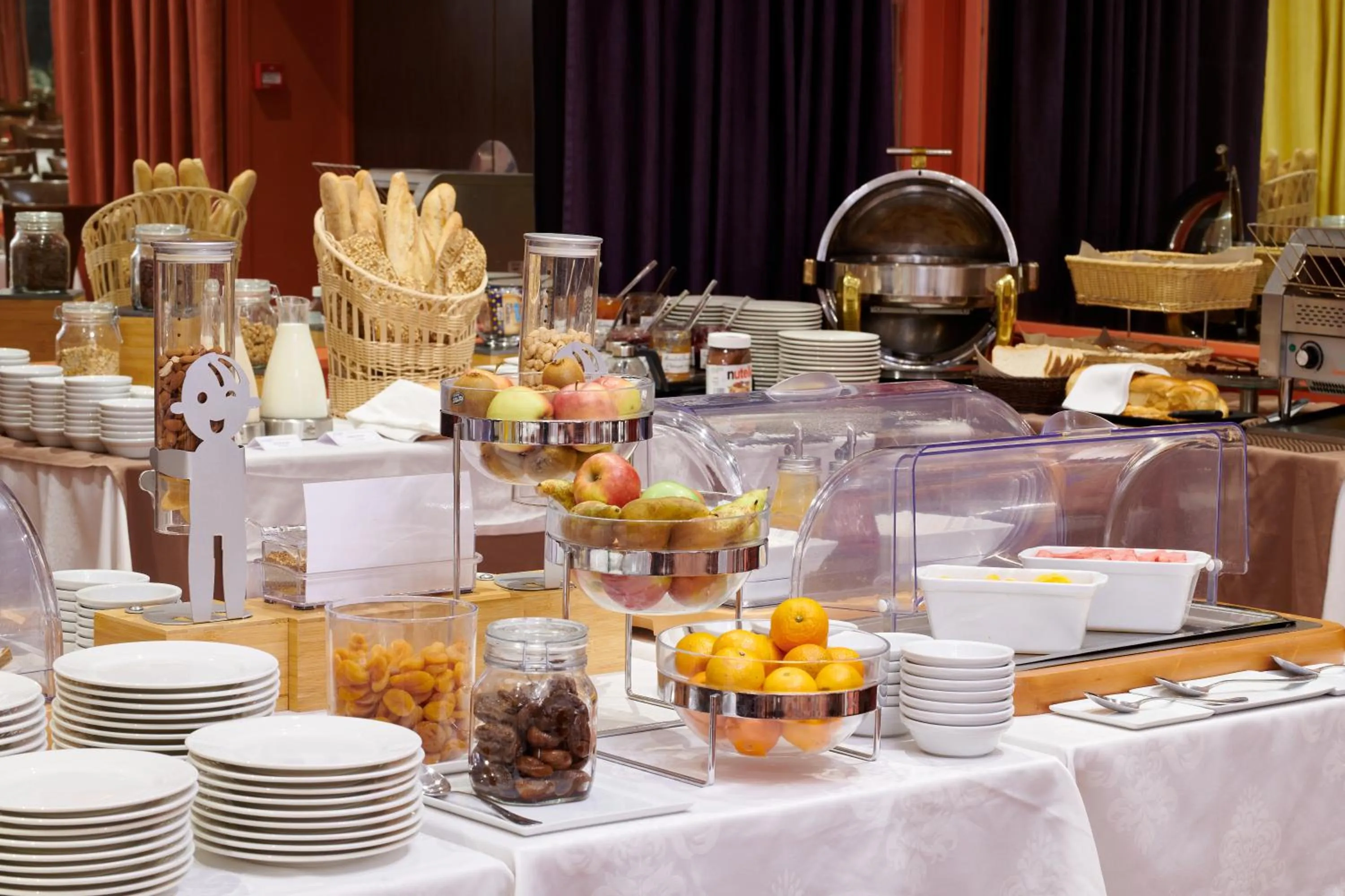 Buffet breakfast in Hotel Vacances Bleues Provinces Opera