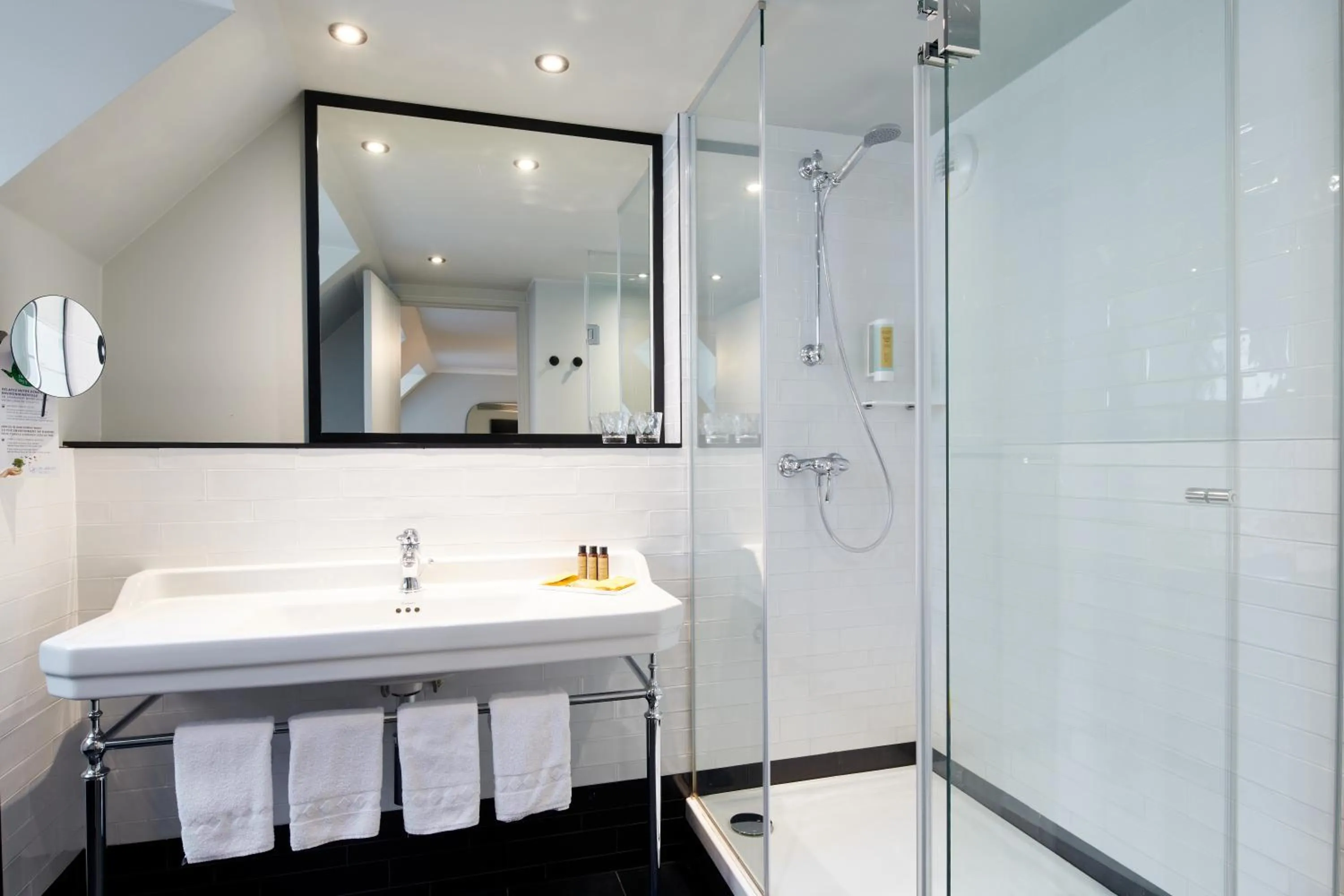 Bathroom in Hotel Vacances Bleues Provinces Opera