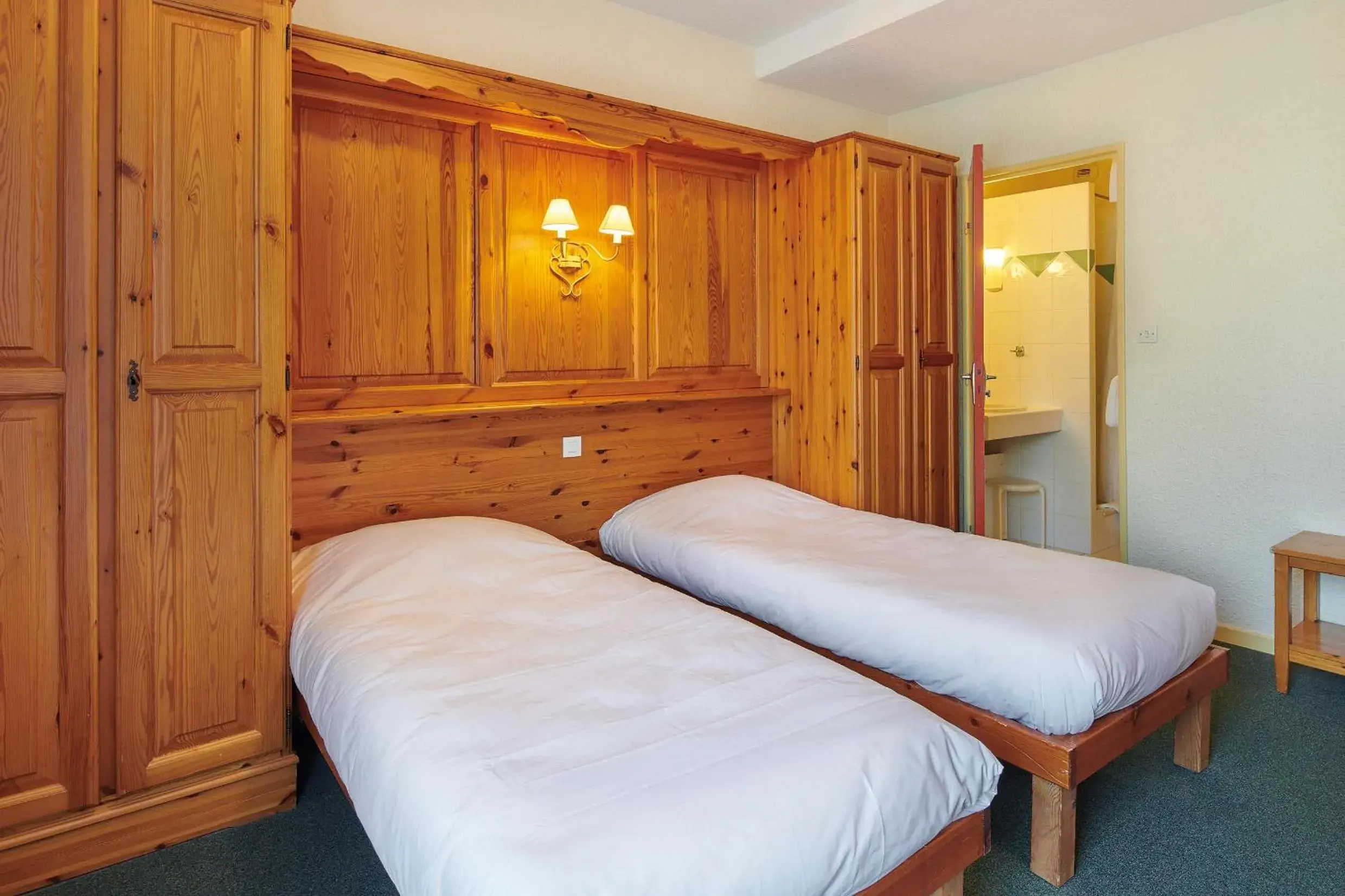 Bed in Club Vacances Bleues Les Horizons du Lac (anciennement Serre-du-Villard) Bed in Club Vacances Bleues Les Horizons du Lac (anciennement Serre-du-Villard)