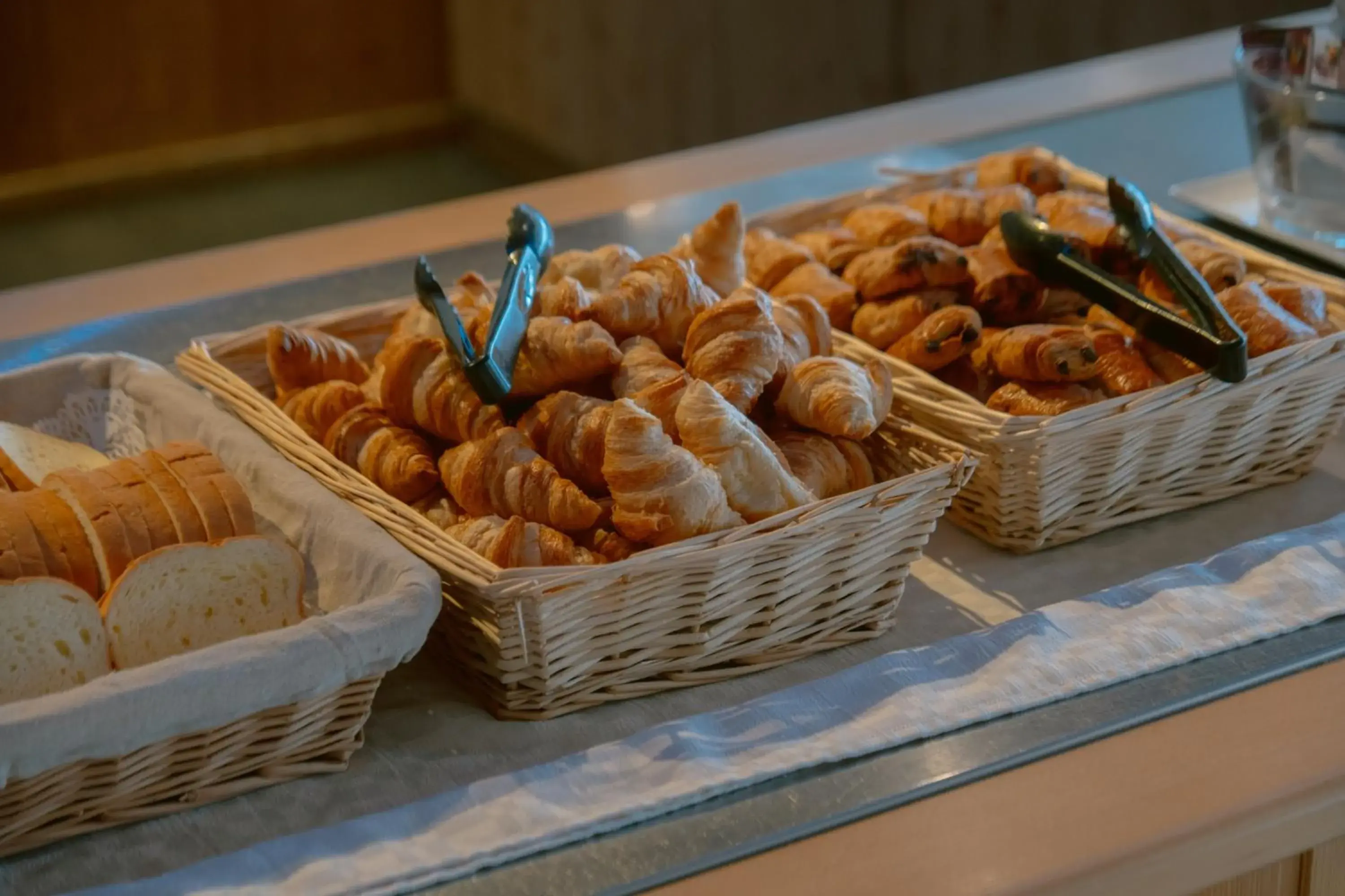 Buffet breakfast in Club Vacances Bleues Les Horizons du Lac (anciennement Serre-du-Villard) Buffet breakfast in Club Vacances Bleues Les Horizons du Lac (anciennement Serre-du-Villard)