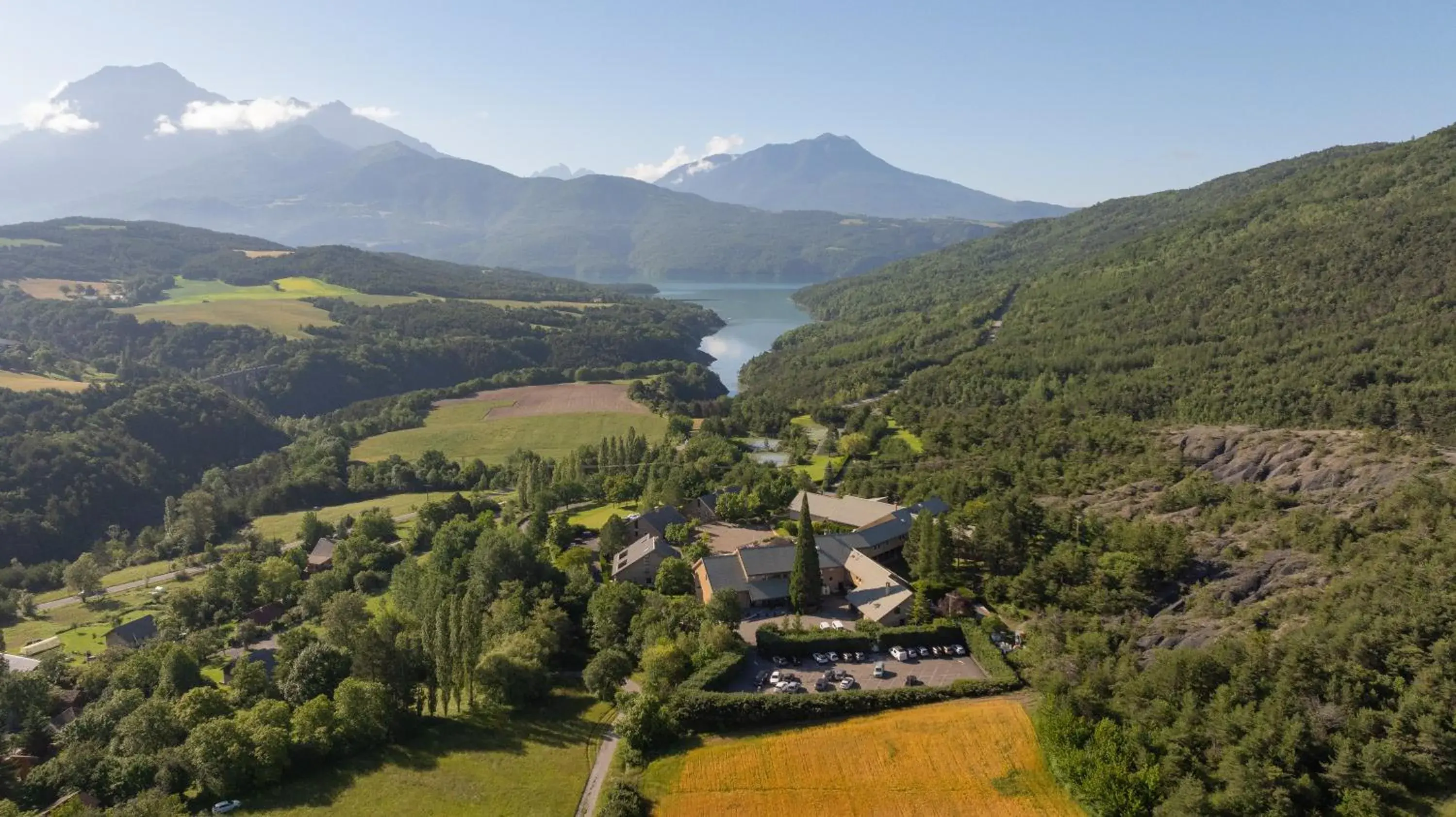 Property building in Club Vacances Bleues Les Horizons du Lac (anciennement Serre-du-Villard) Property building in Club Vacances Bleues Les Horizons du Lac (anciennement Serre-du-Villard)