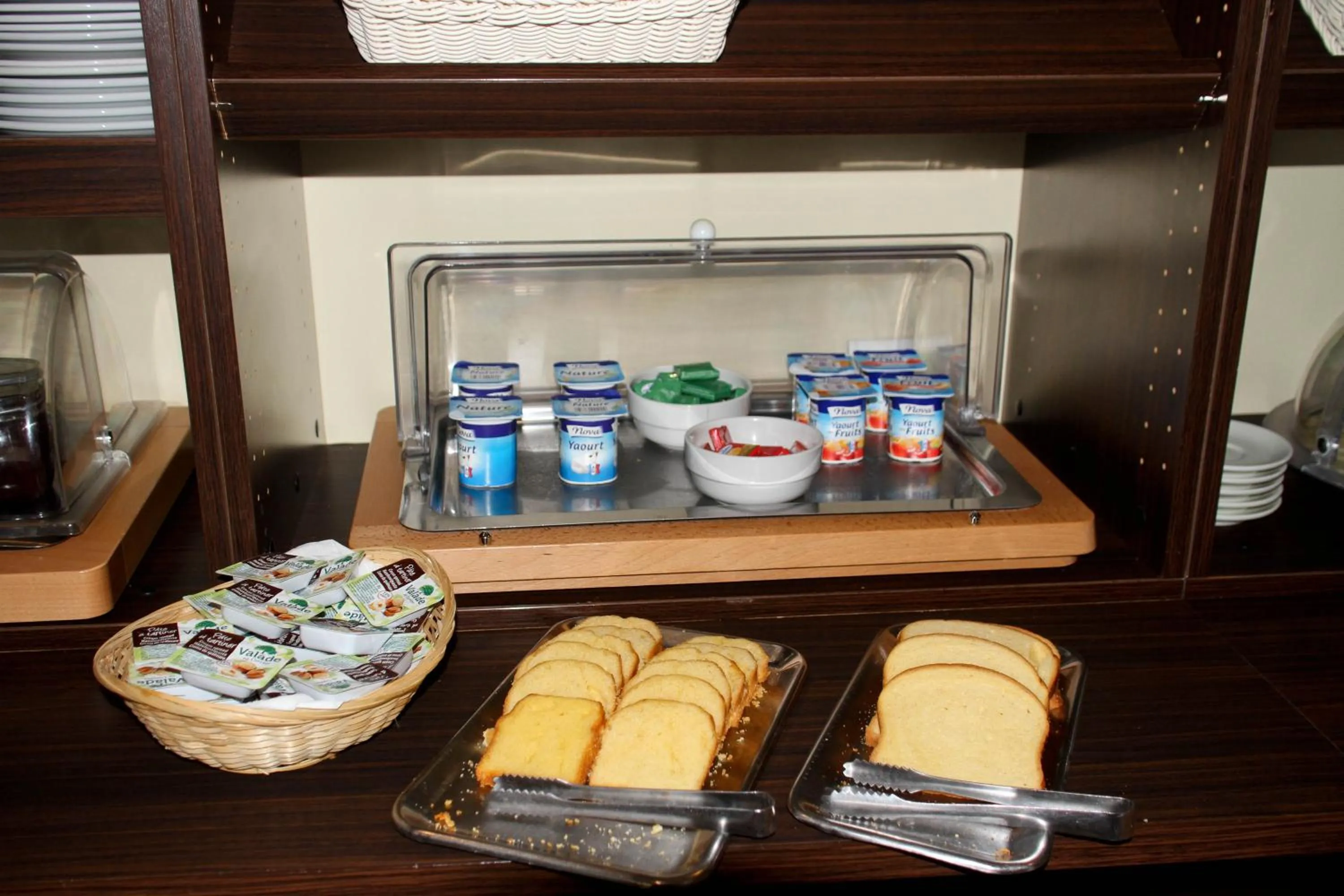 Food and drinks in Orly Superior Hotel