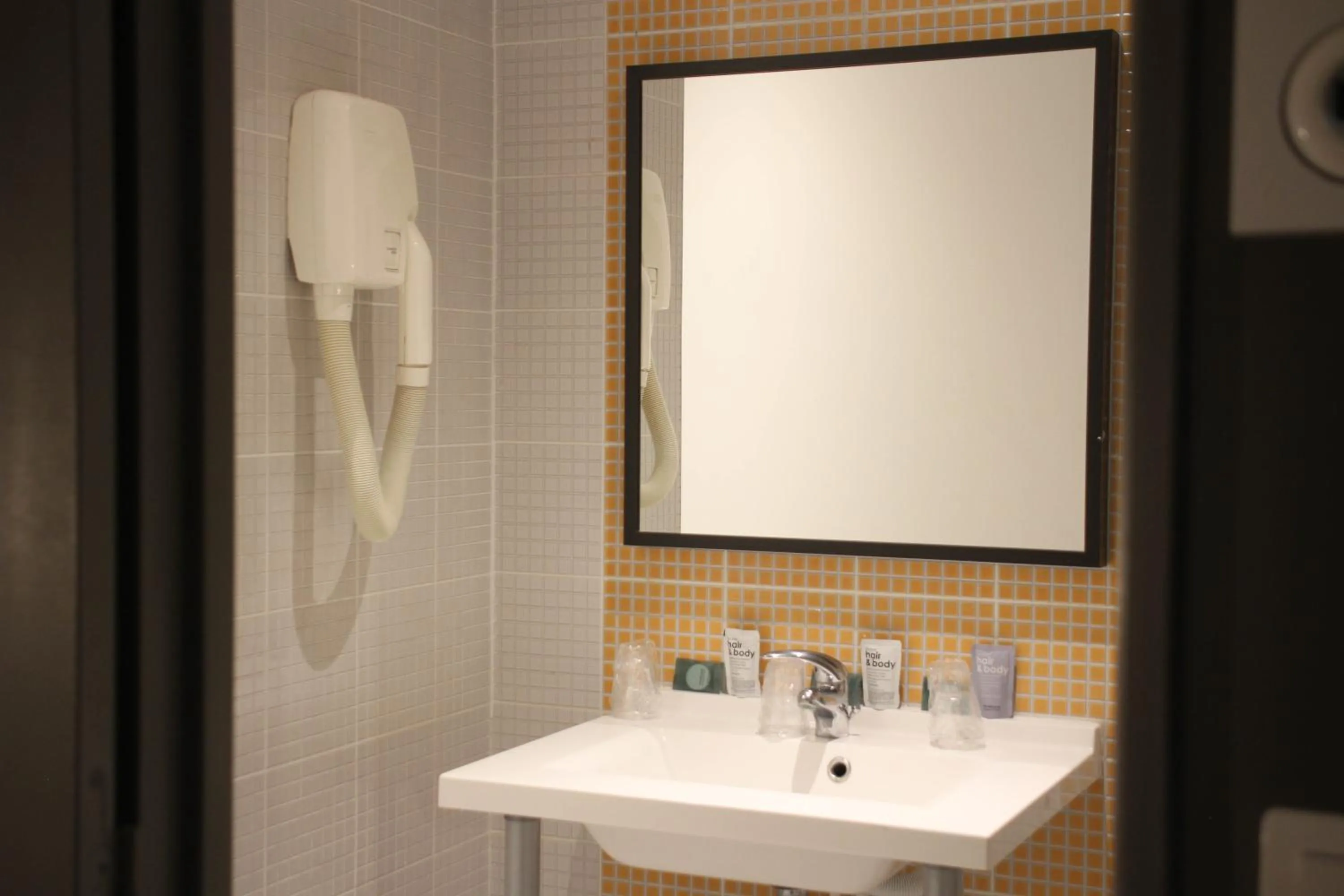 Bathroom in Orly Superior Hotel