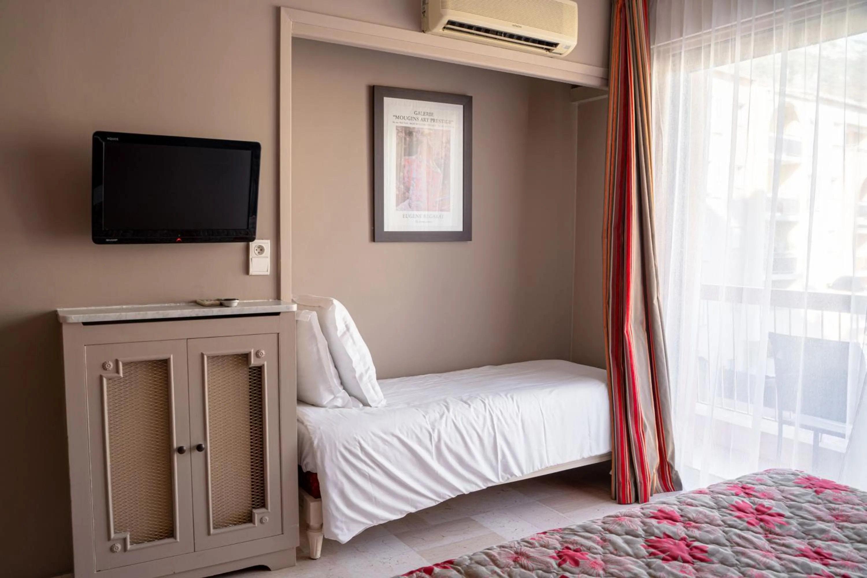 Bed in Logis Hotel Diana