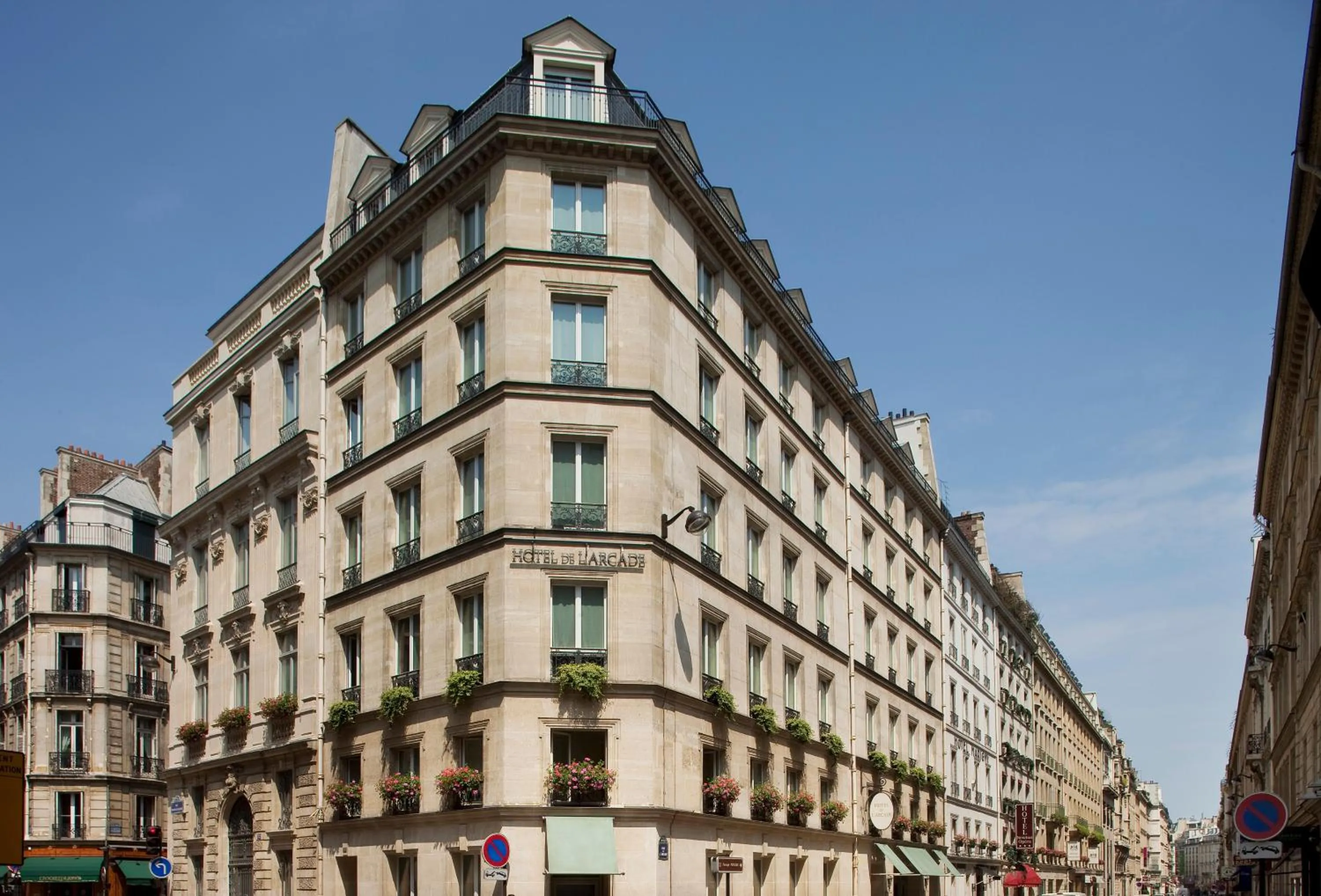 Property building in Hôtel De l'Arcade