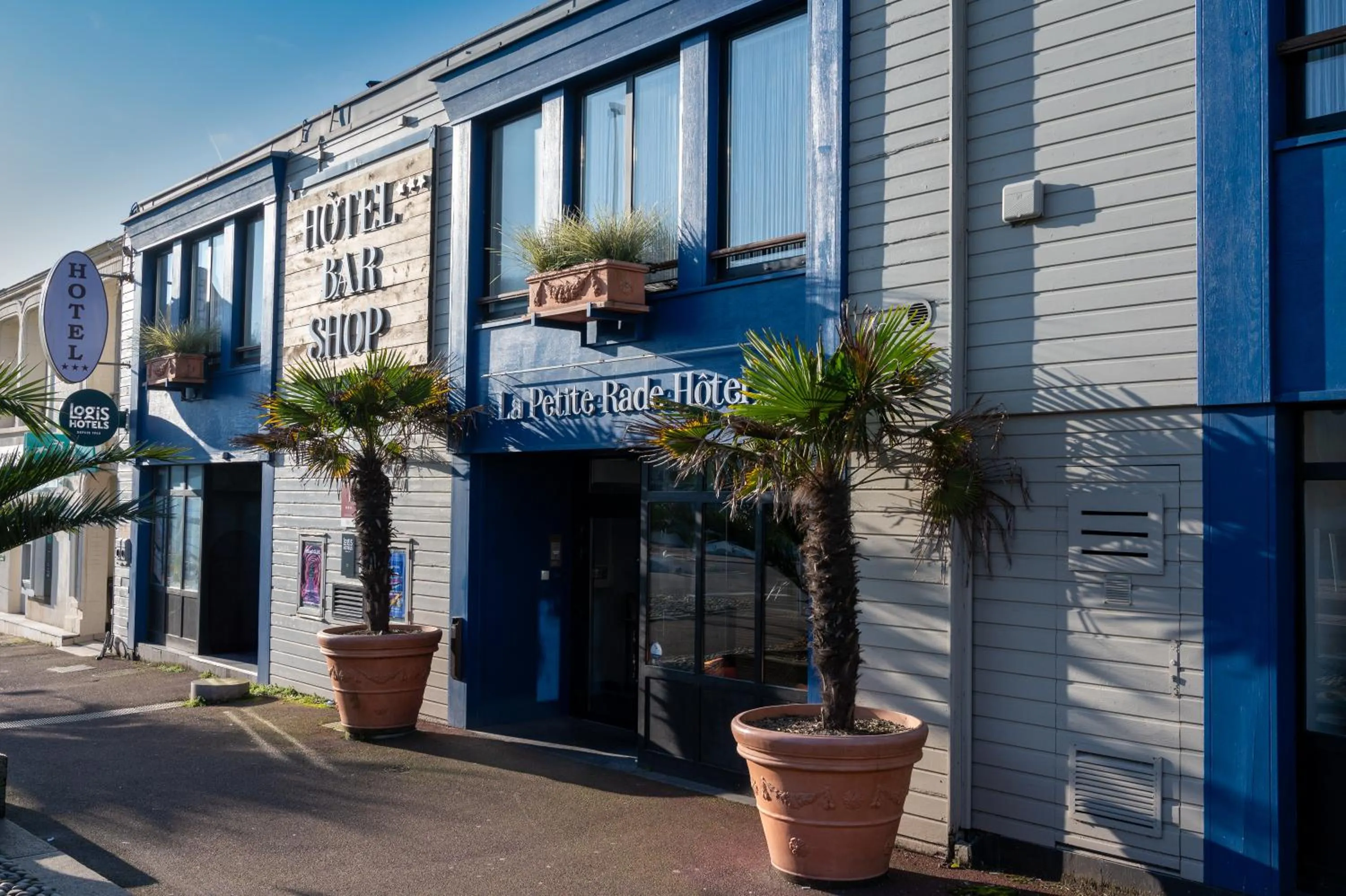Facade/entrance in LOGIS HOTEL - La Petite Rade