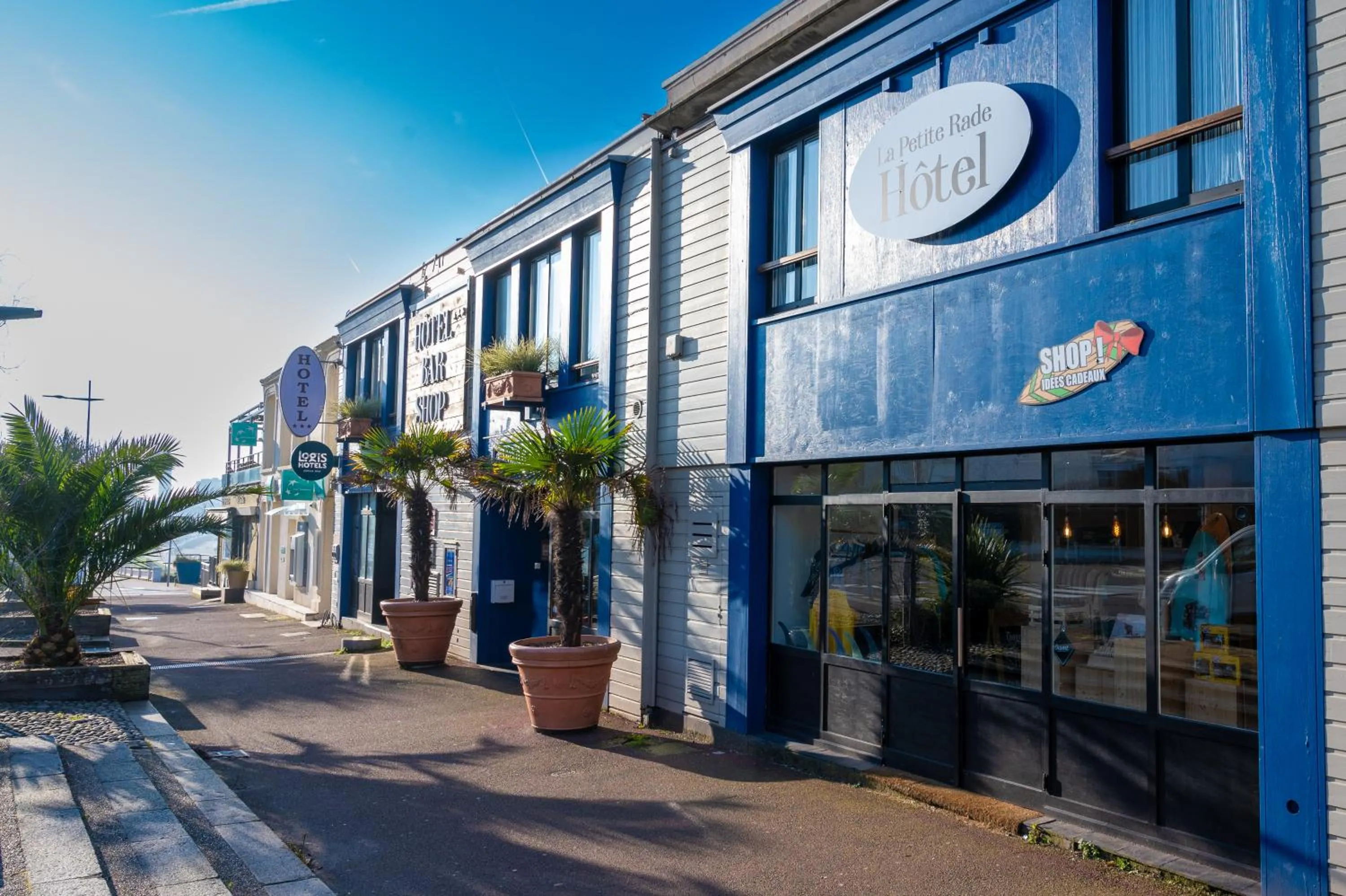 Facade/entrance in LOGIS HOTEL - La Petite Rade