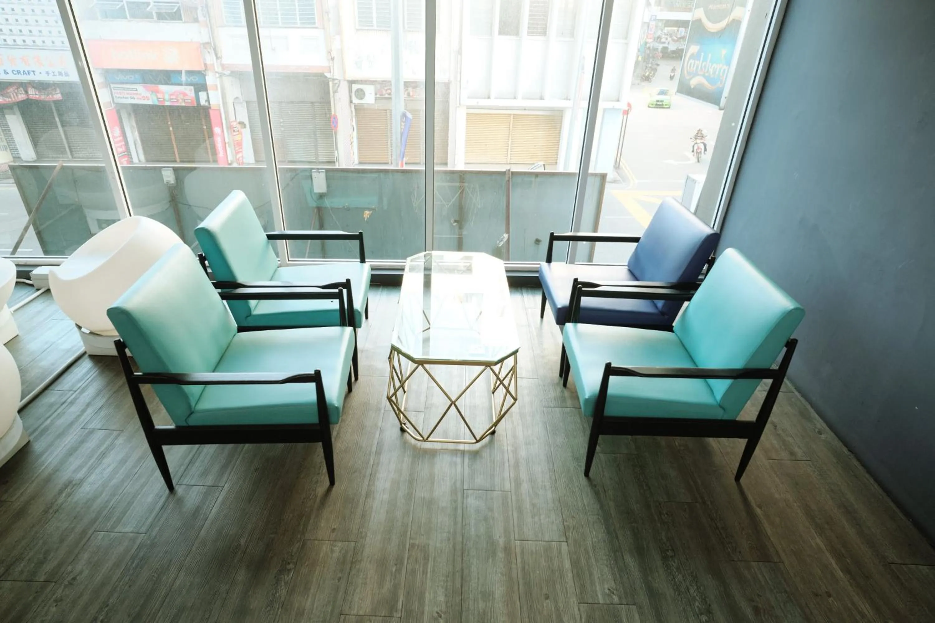 Seating area in Palette Georgetown Formerly WoW Hotel