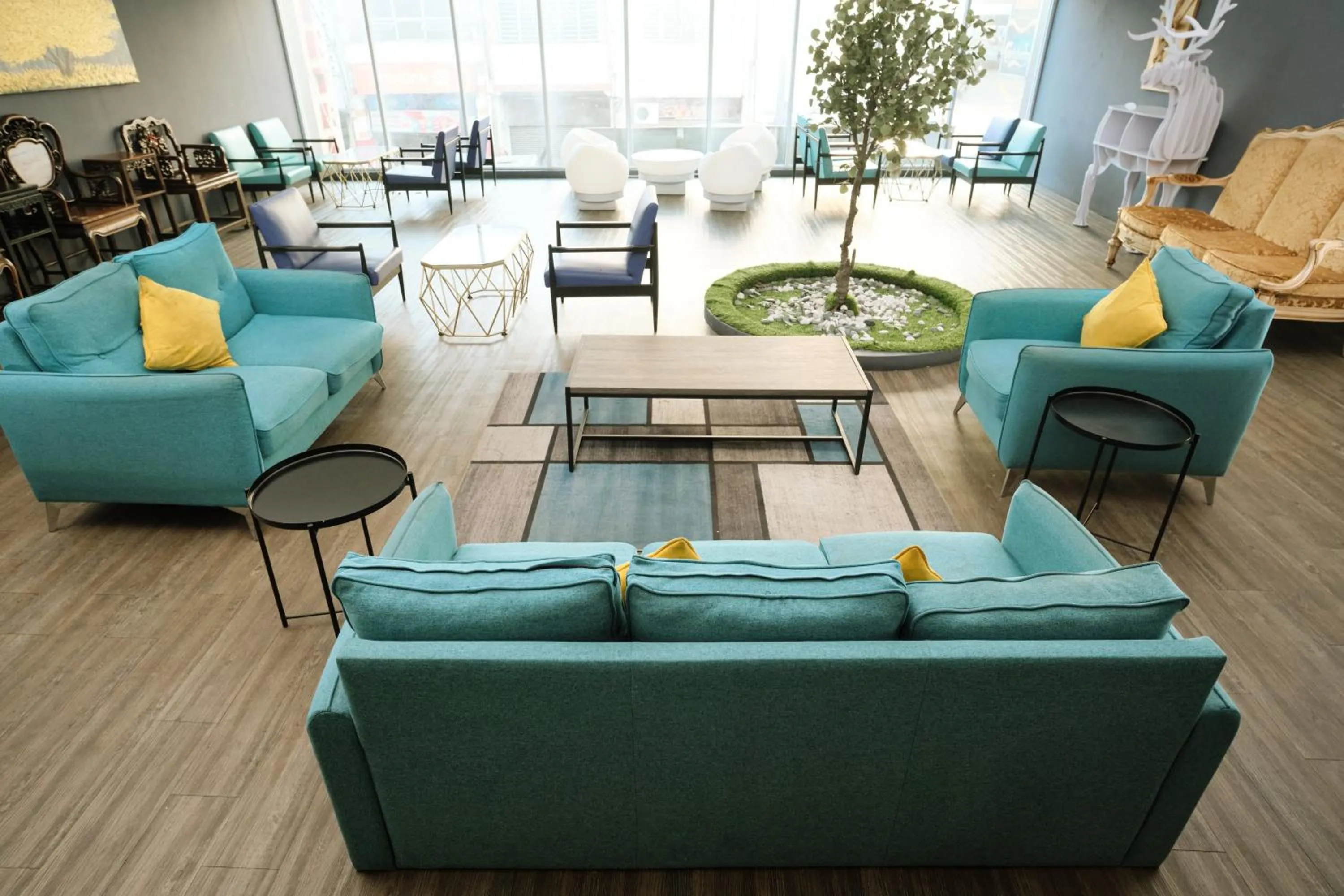 Seating area in Palette Georgetown Formerly WoW Hotel