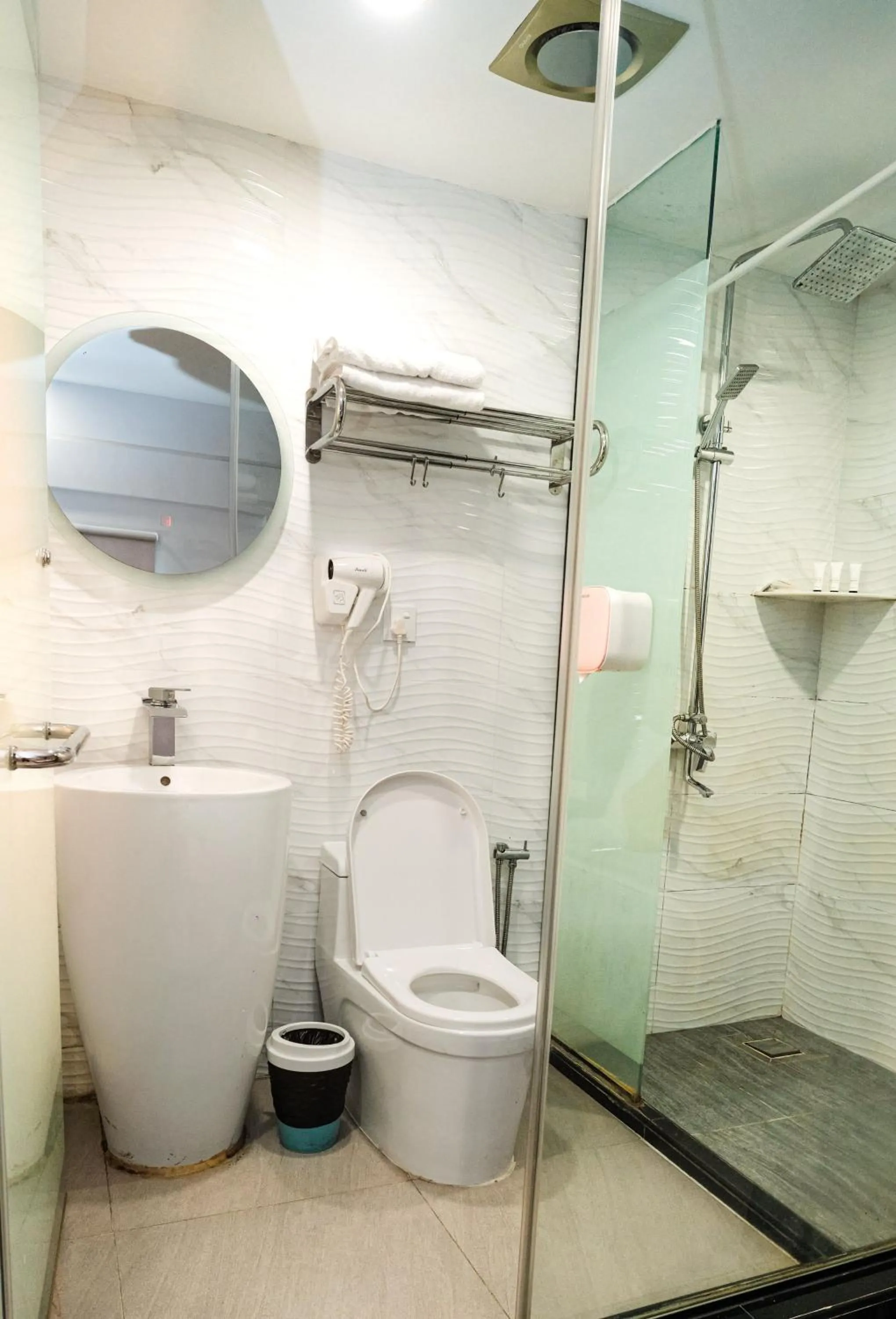 Bathroom in Palette Georgetown Formerly WoW Hotel