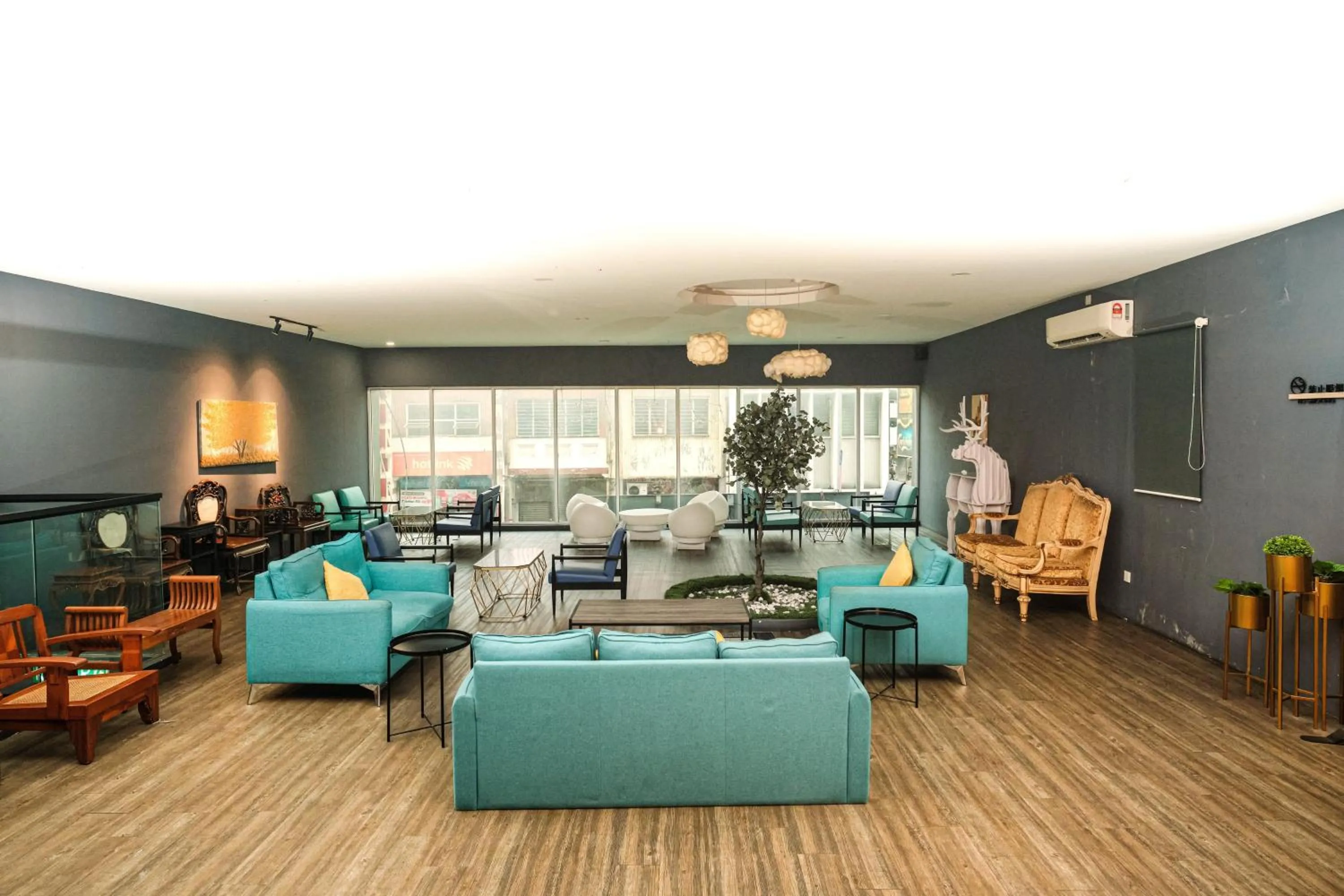 Seating area in Palette Georgetown Formerly WoW Hotel