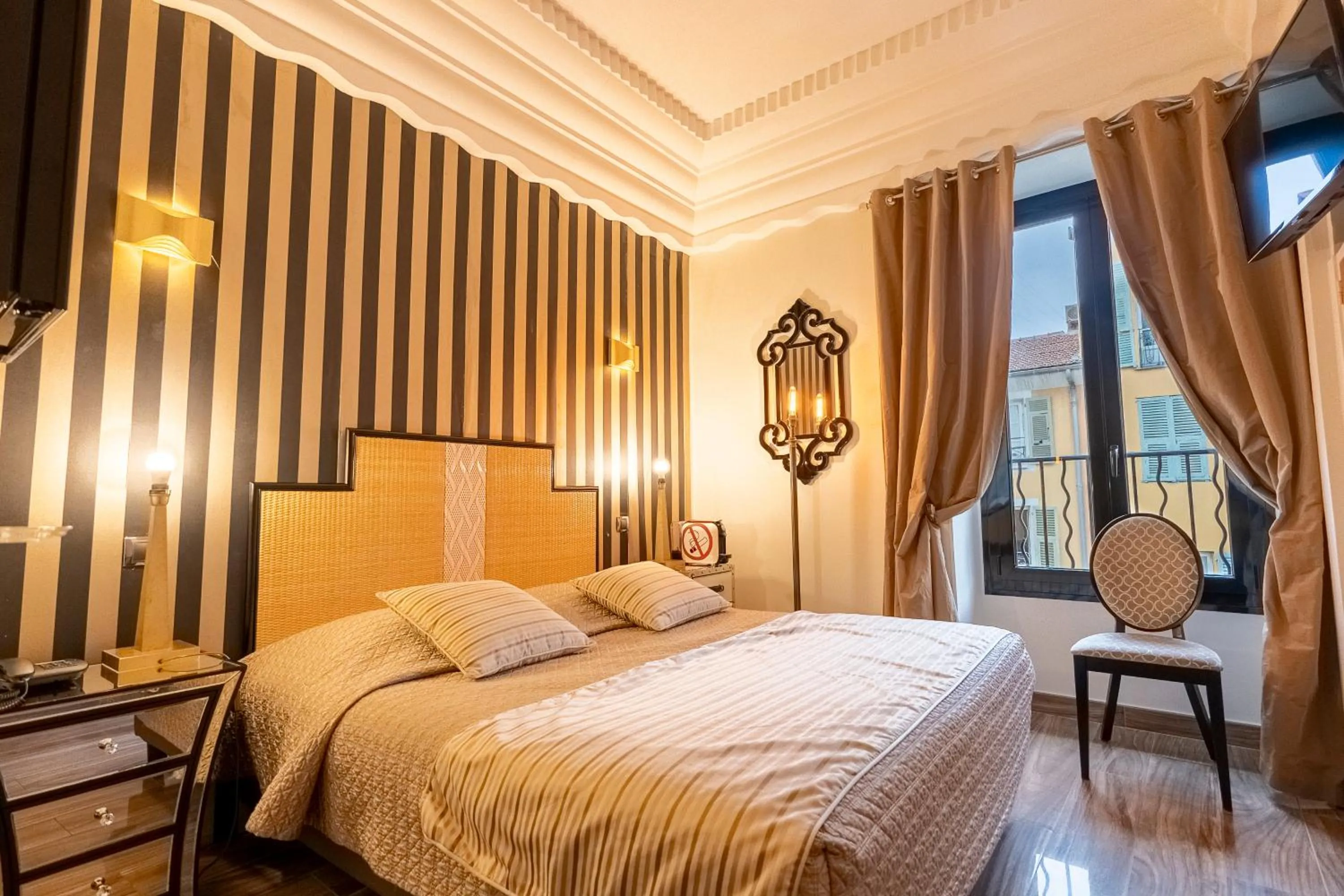 Bed in Hotel Le Meurice