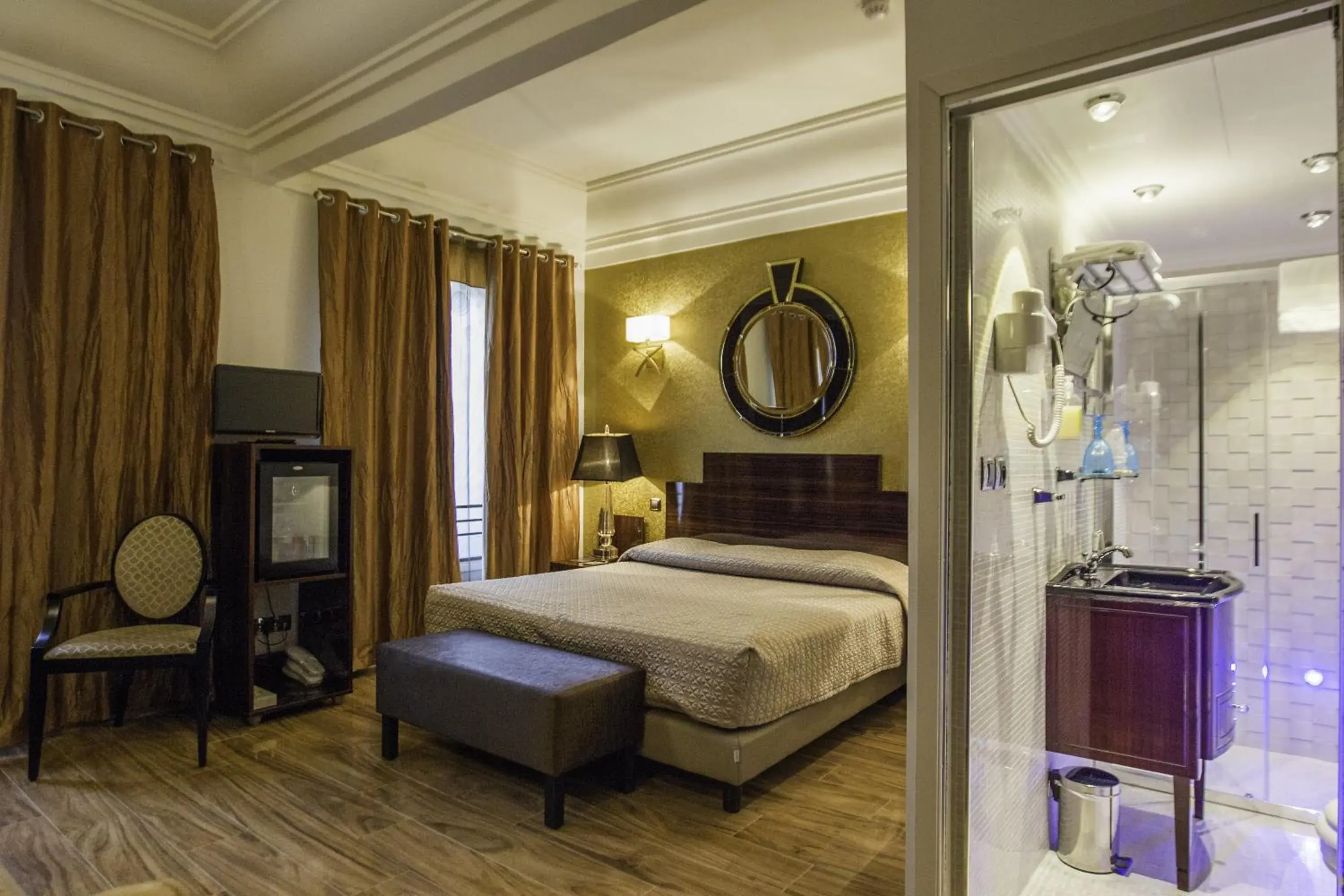 Bathroom, Bed in Hotel Le Meurice