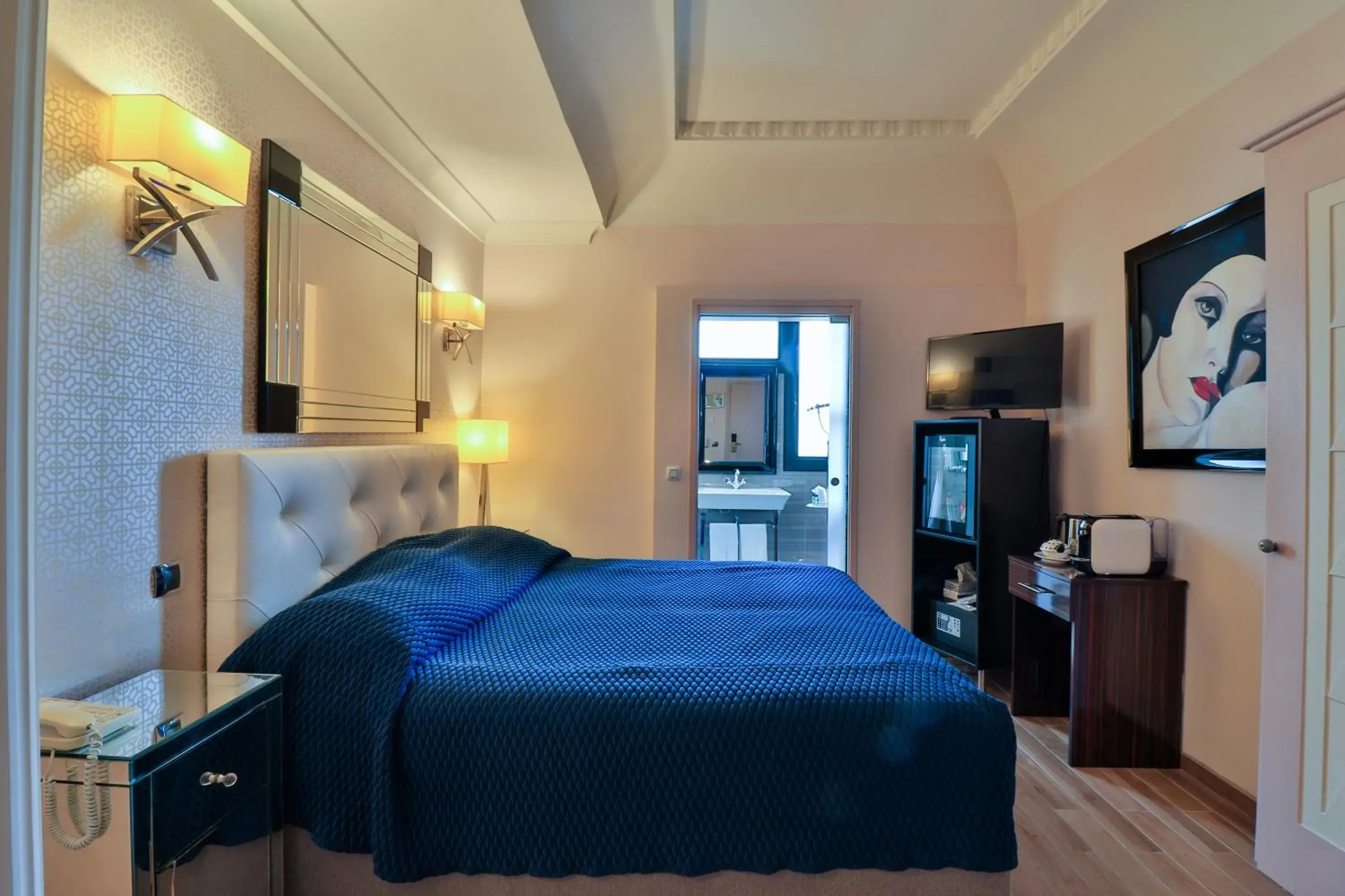 Photo of the whole room, Bed in Hotel Le Meurice