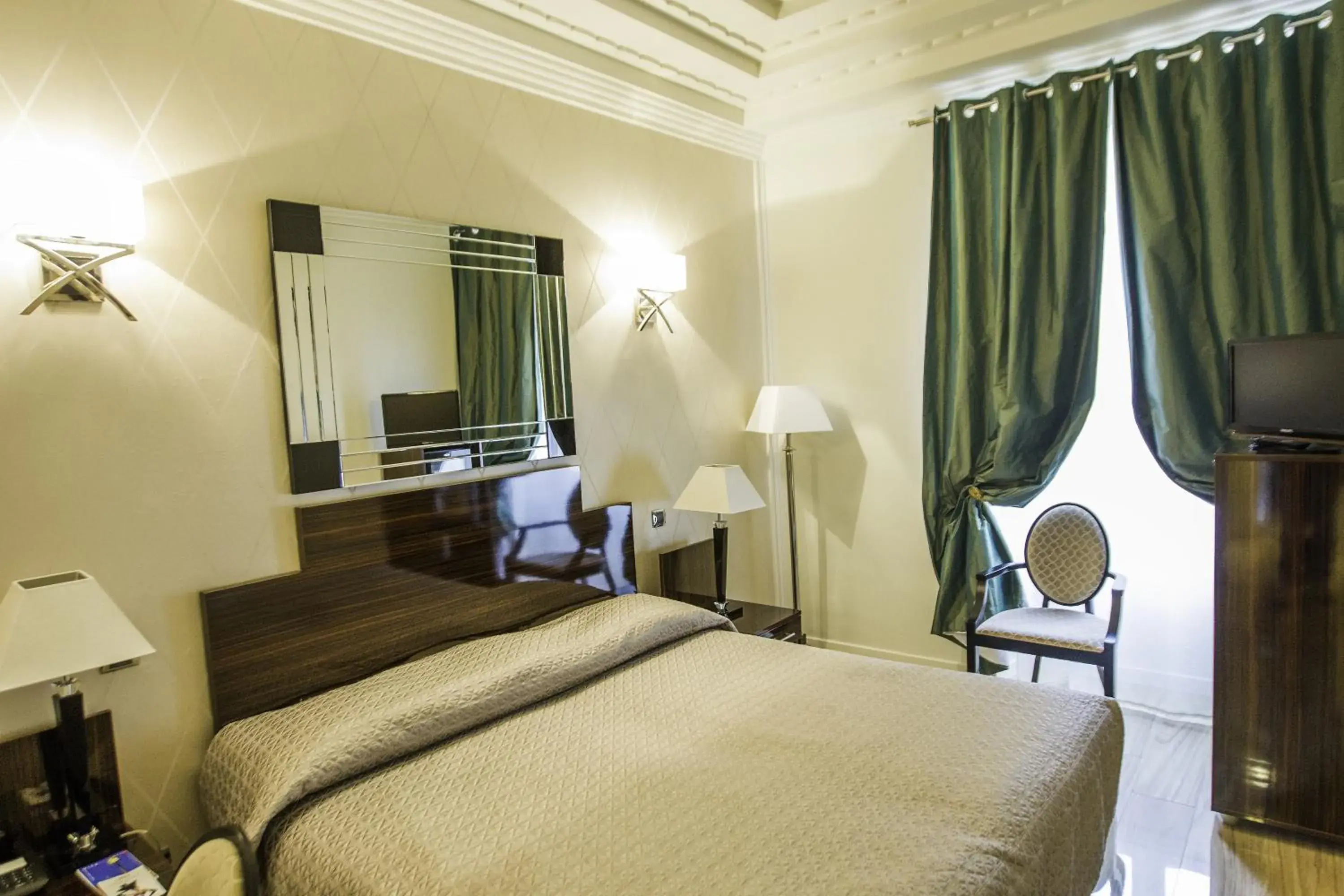 Photo of the whole room, Bed in Hotel Le Meurice