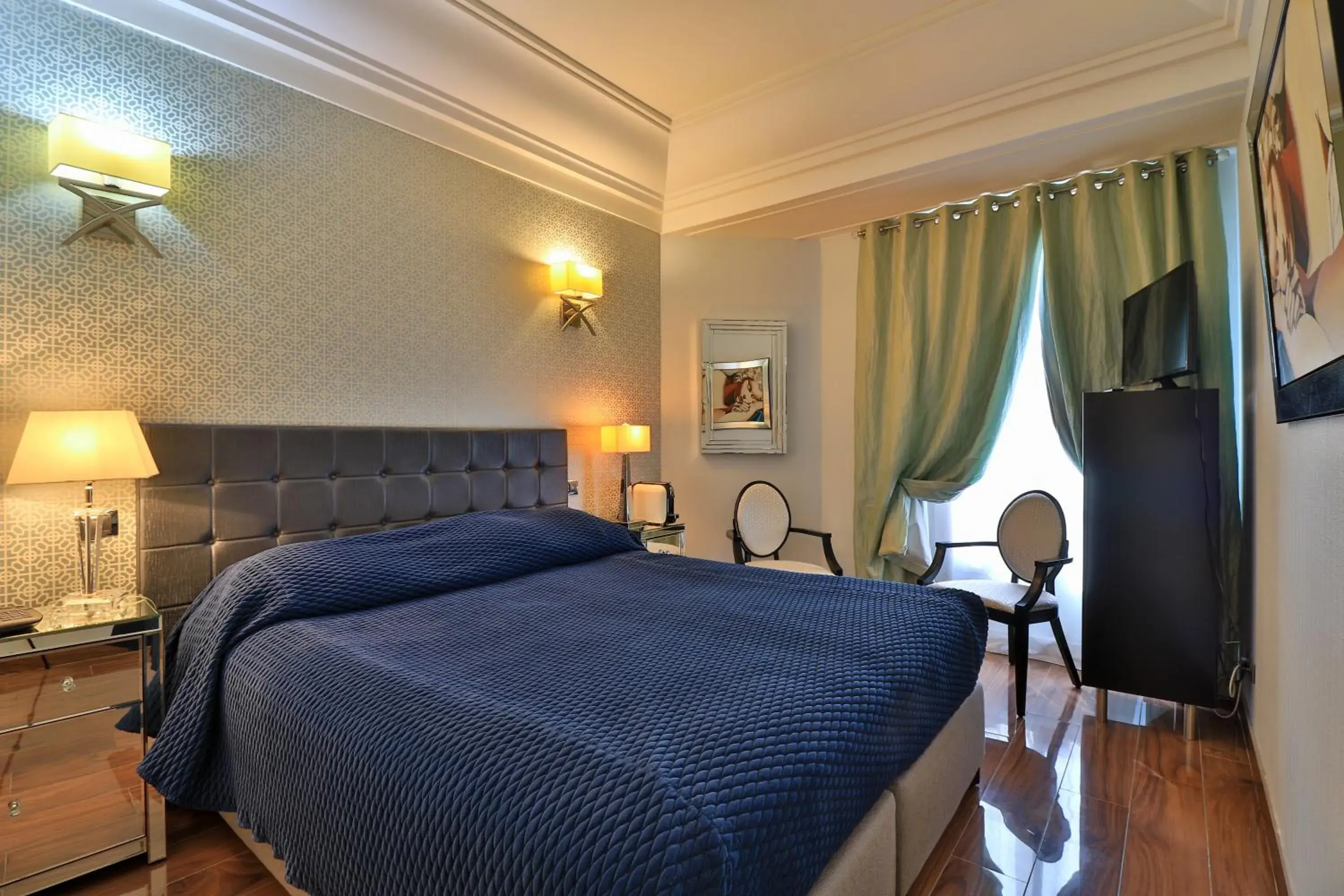 Photo of the whole room, Bed in Hotel Le Meurice