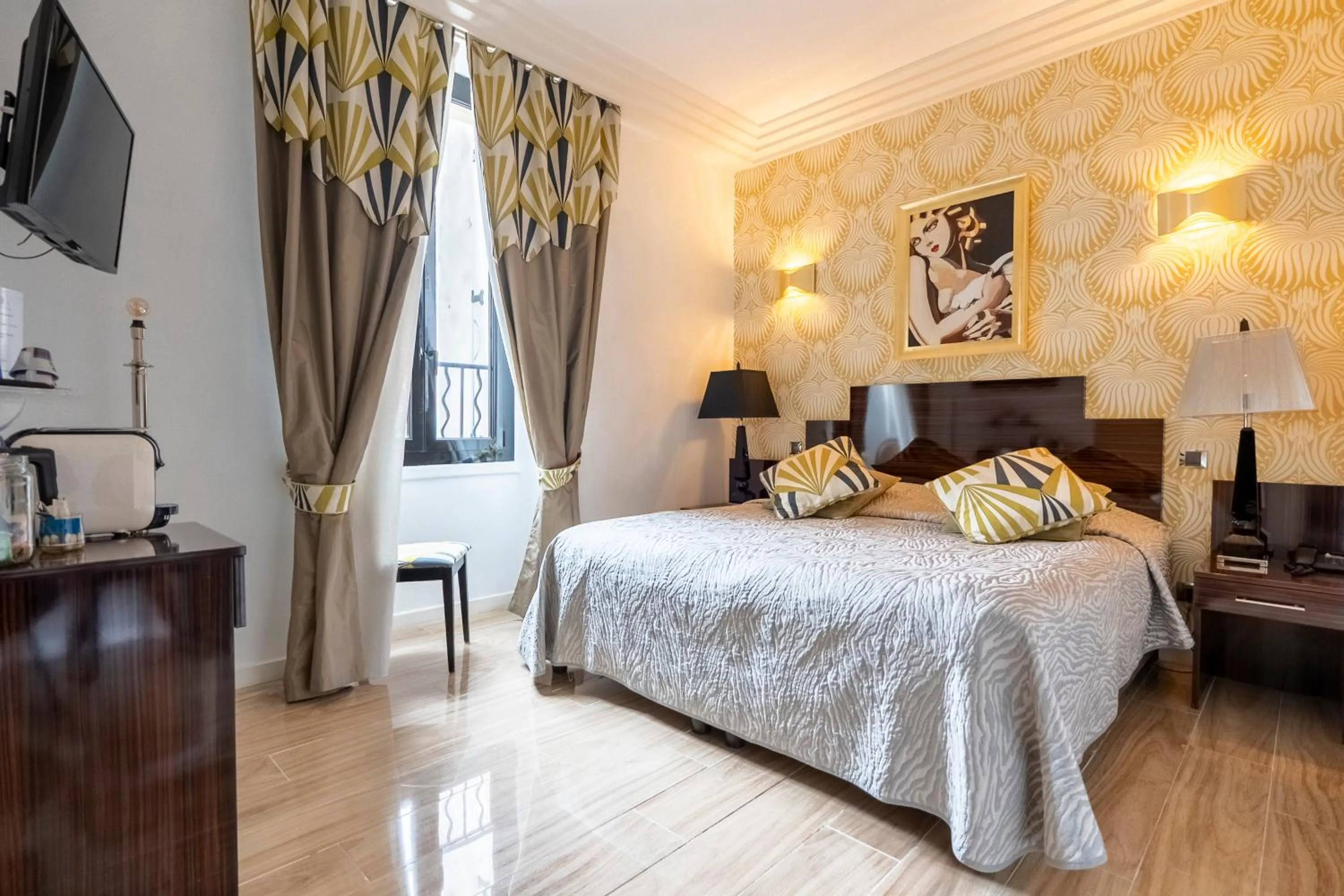 Bed in Hotel Le Meurice