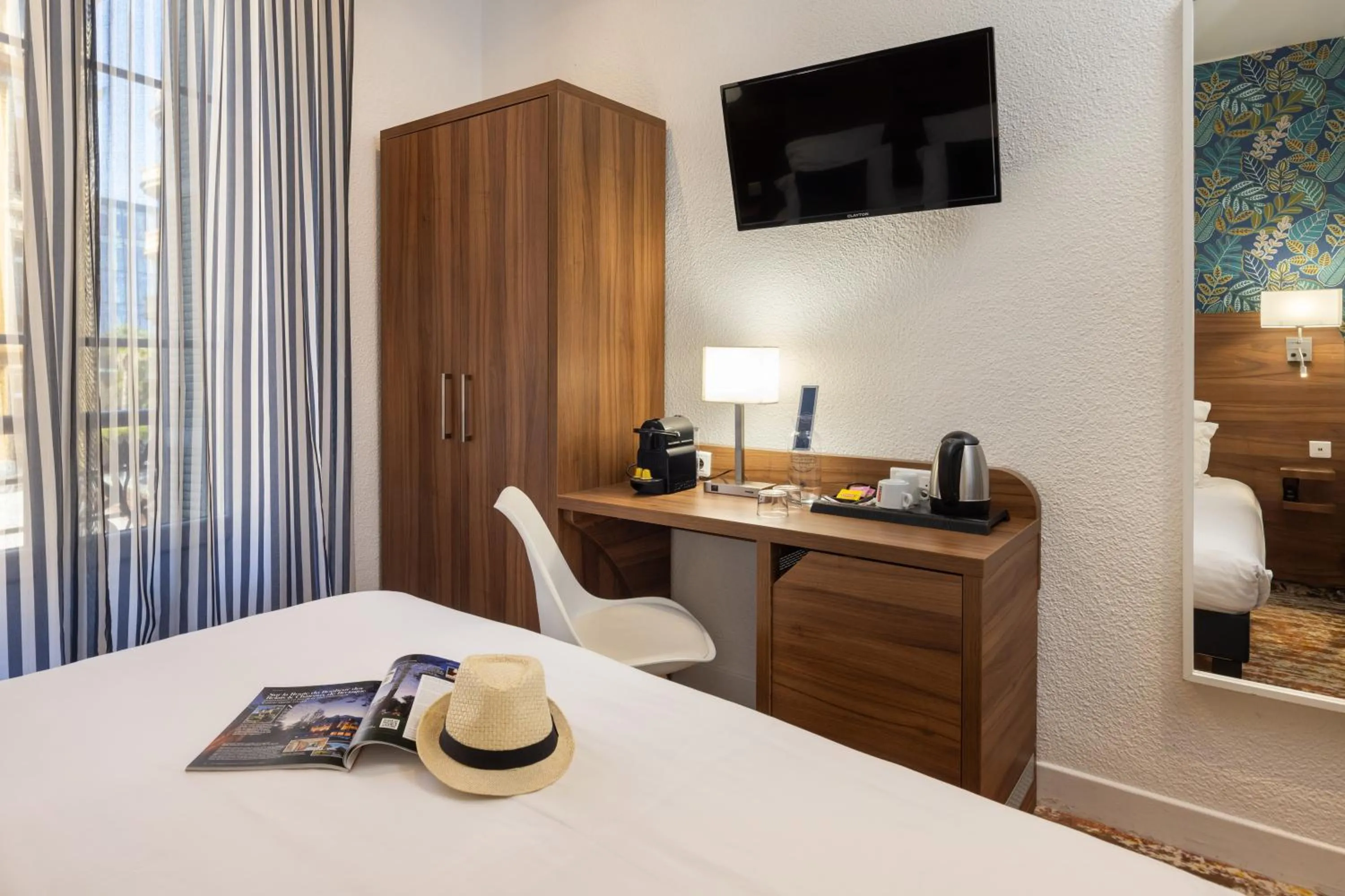 Photo of the whole room, Bed in Hotel Khla Nice