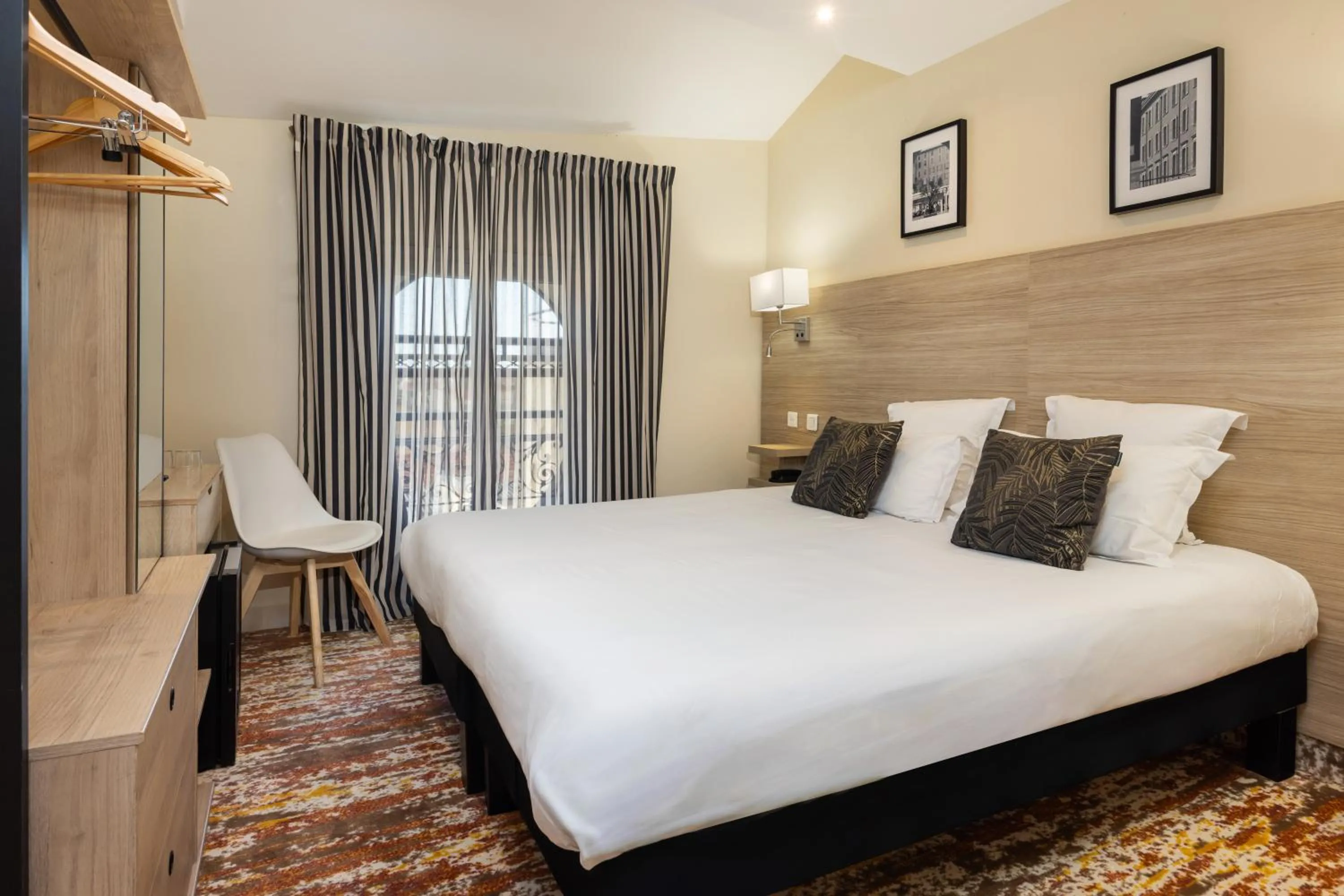 Bed in Hotel Khla Nice