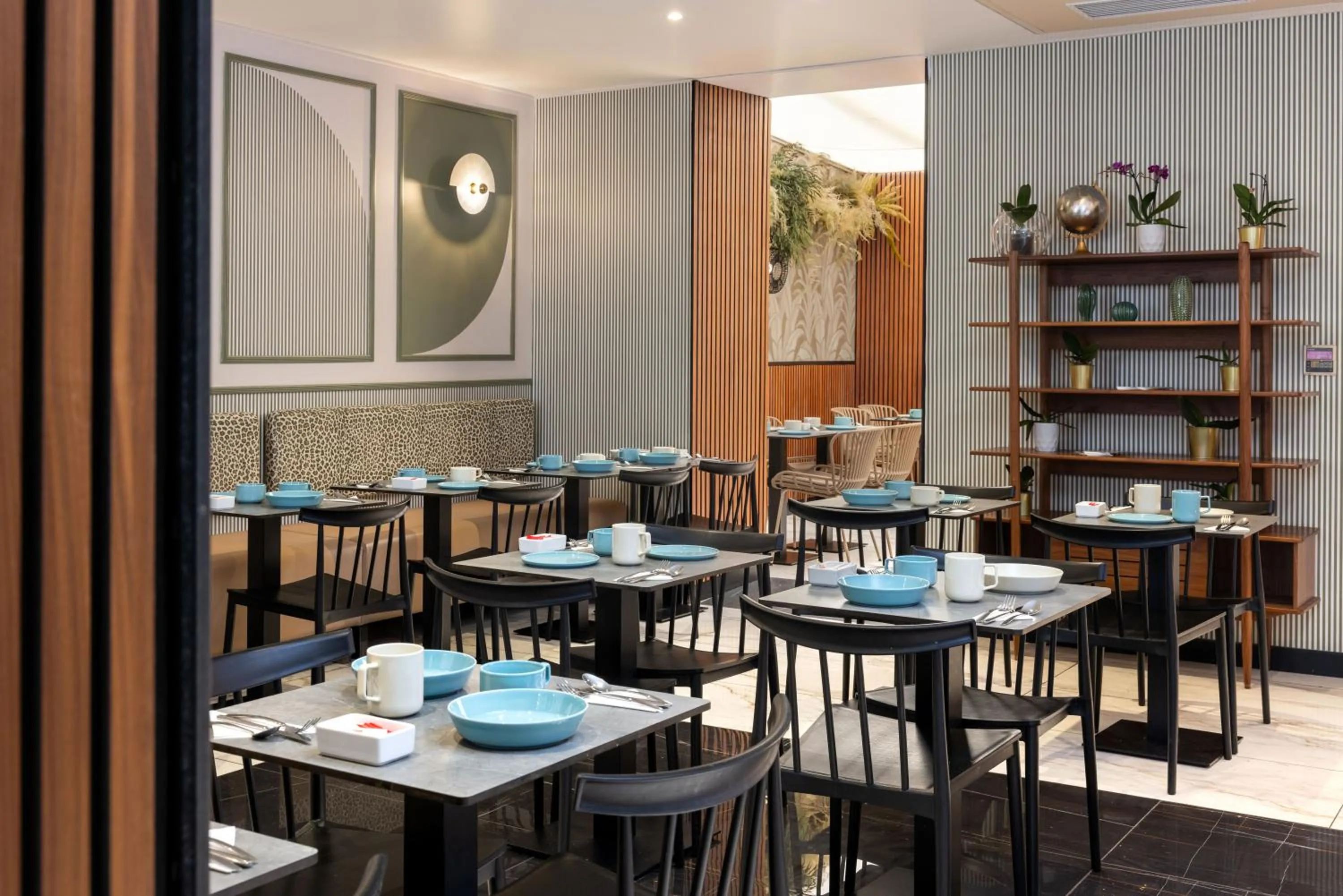 Restaurant/places to eat in Hotel Khla Nice