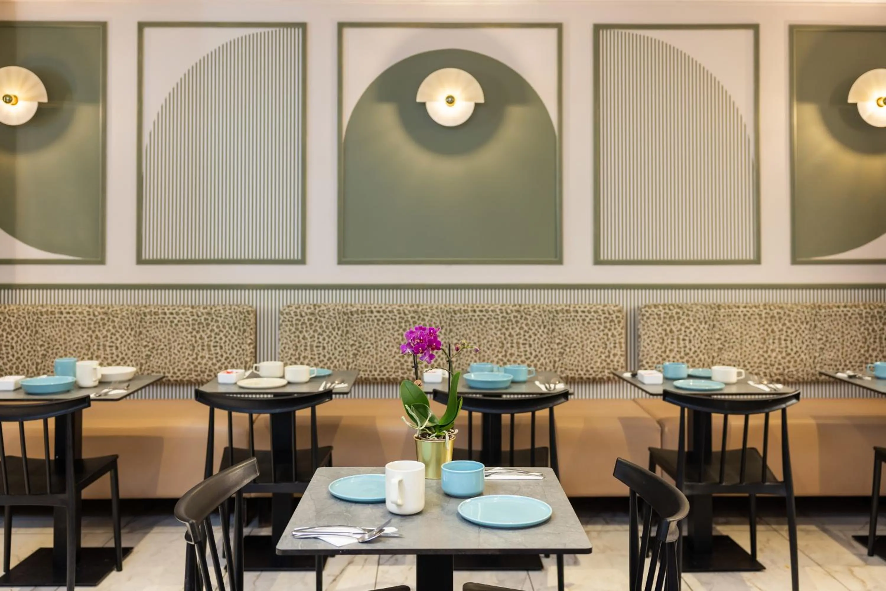 Restaurant/places to eat in Hotel Khla Nice