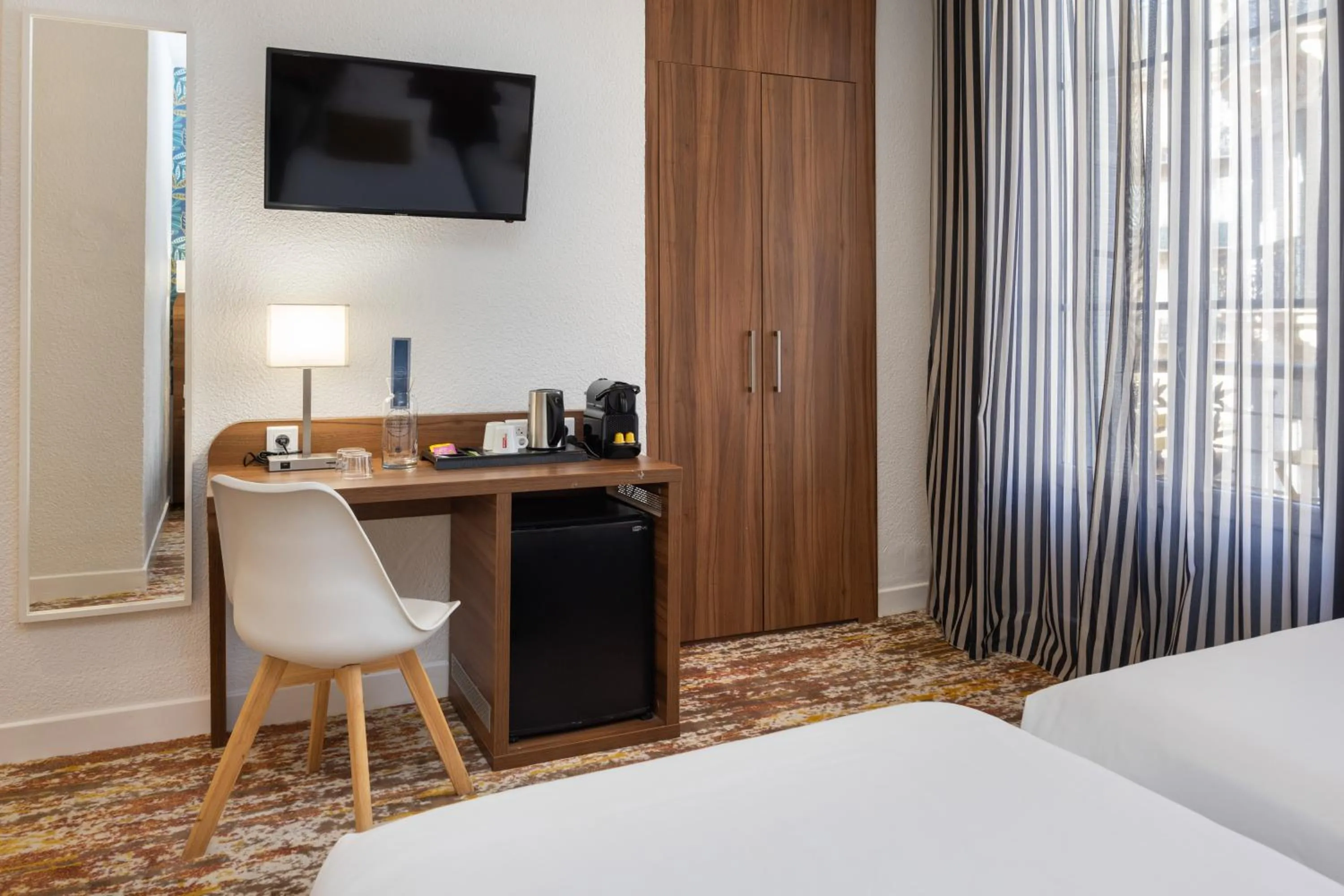 TV and multimedia, Bed in Hotel Khla Nice