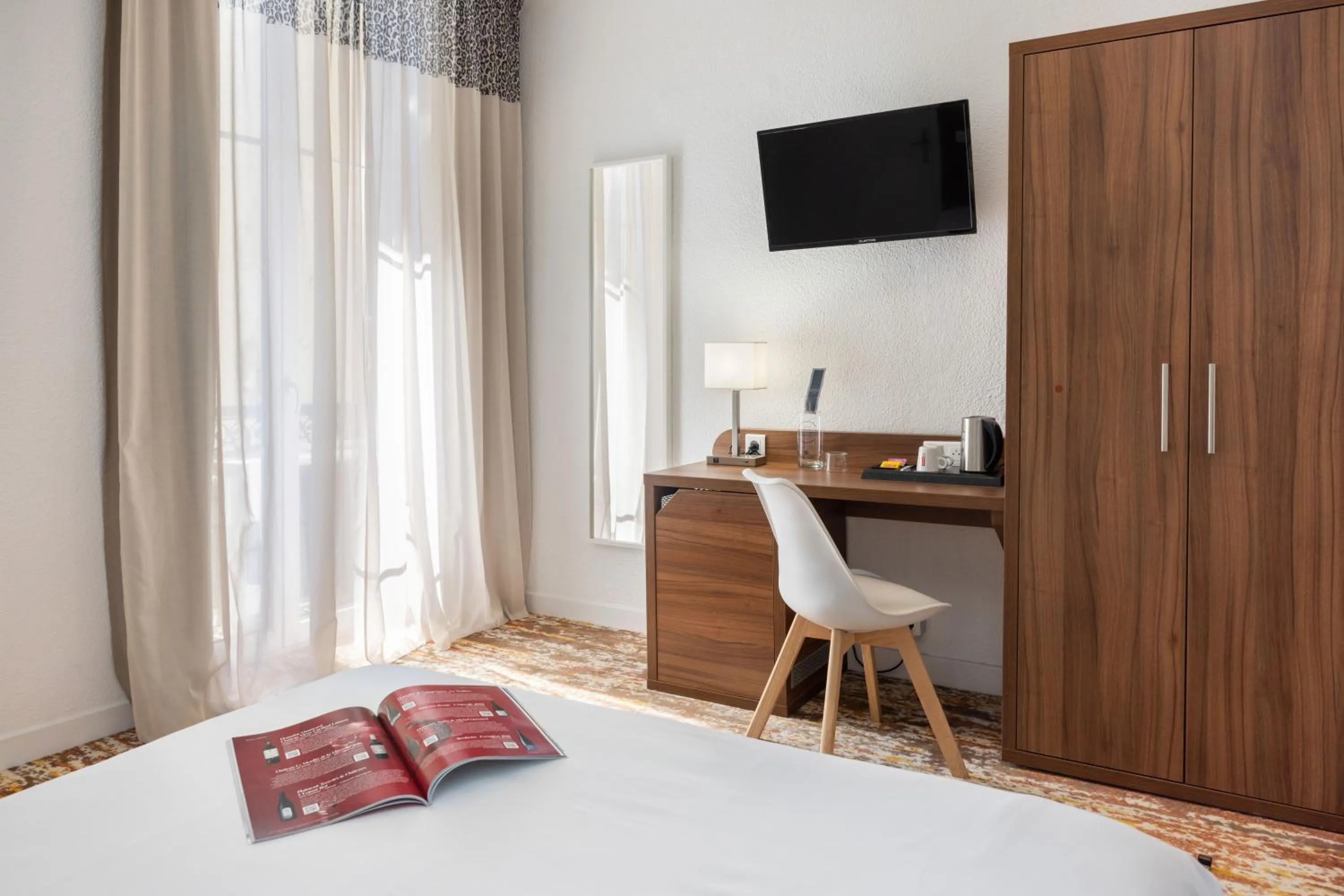 TV and multimedia, Bed in Hotel Khla Nice
