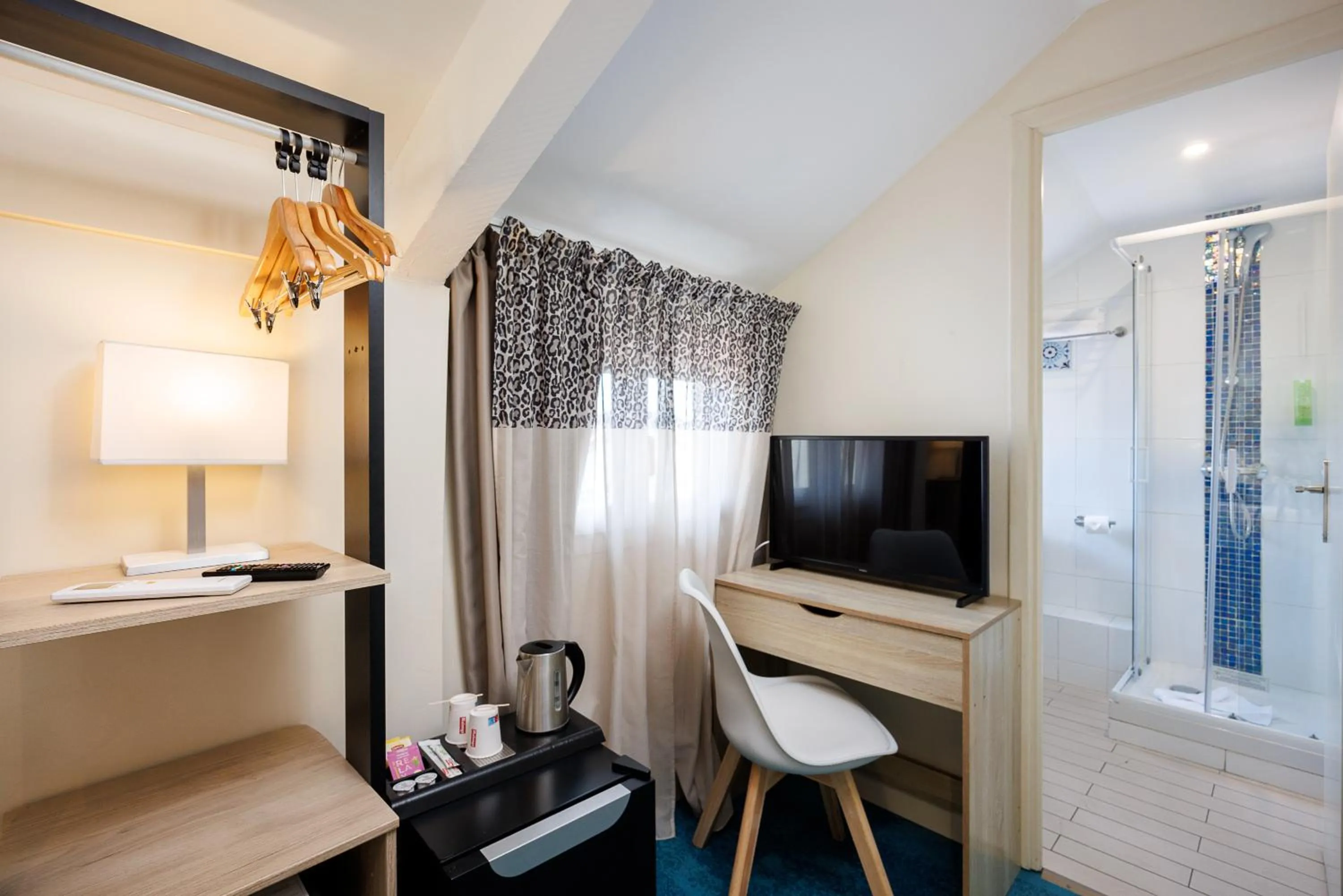 TV and multimedia in Hotel Khla Nice