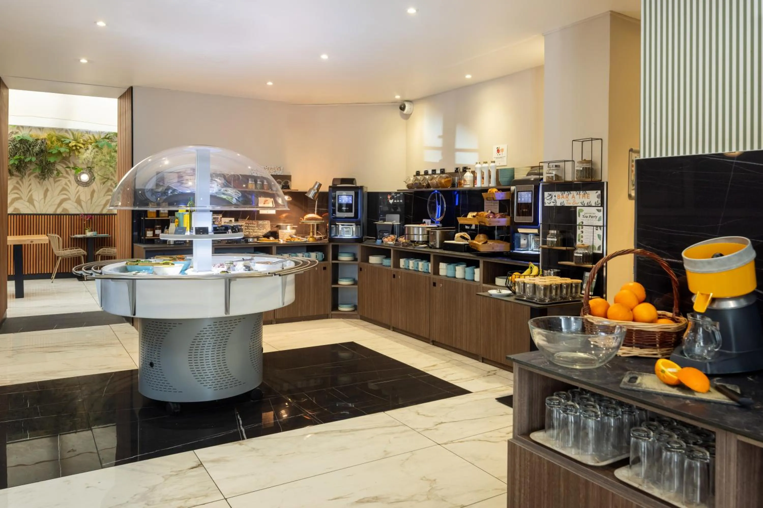 Food and drinks in Hotel Khla Nice