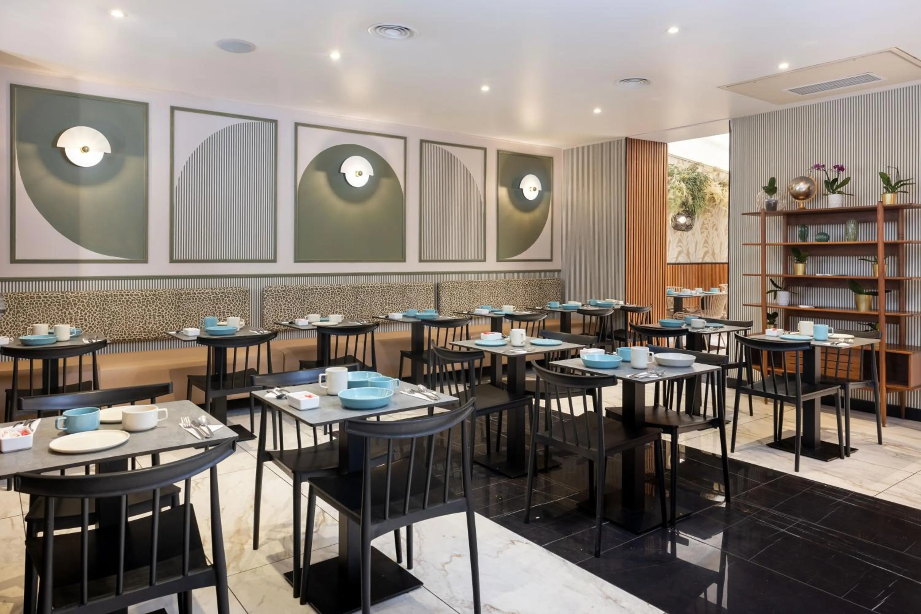 Restaurant/places to eat in Hotel Khla Nice