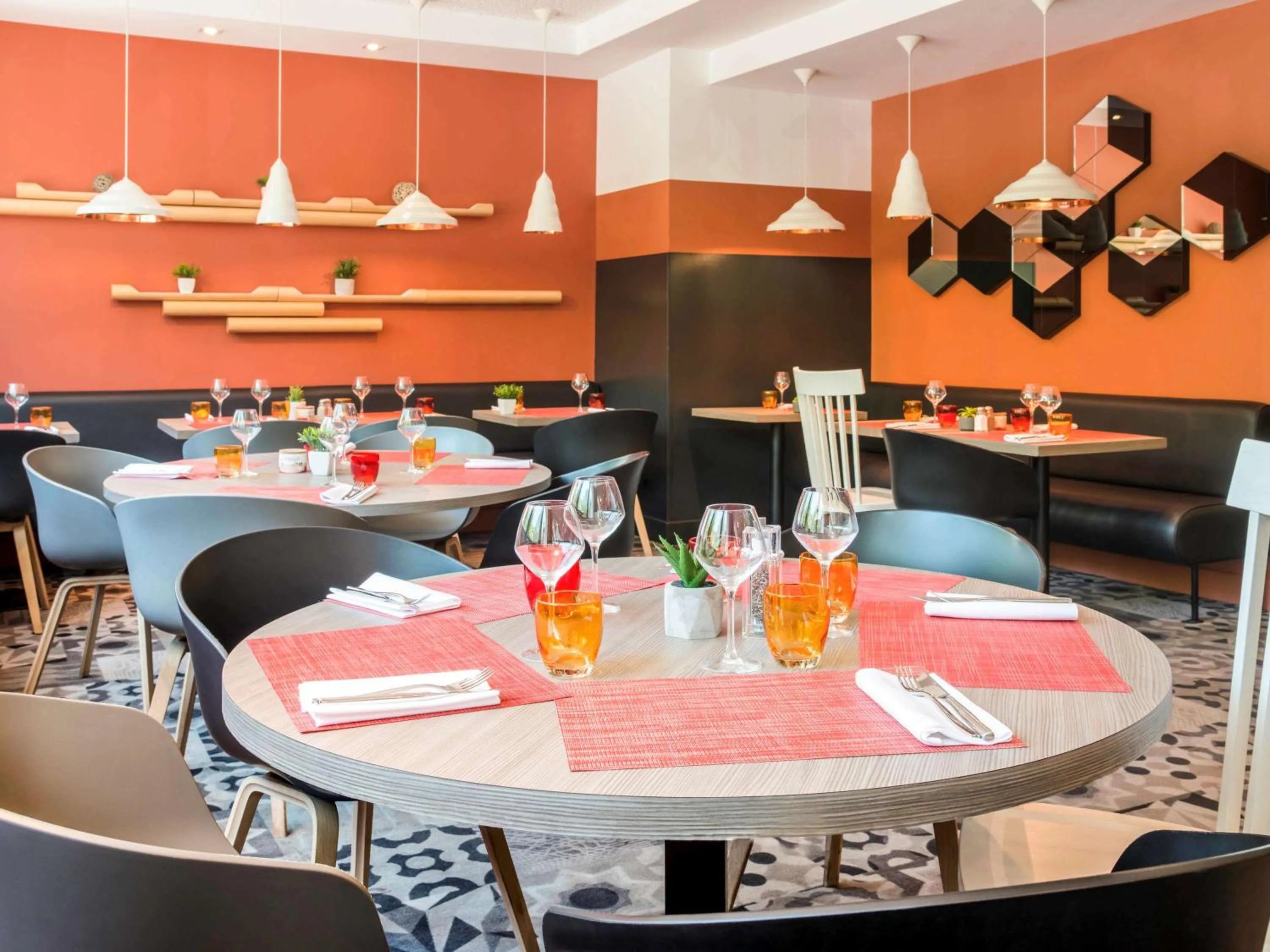 Restaurant/places to eat in Novotel Marseille Centre Prado Vélodrome