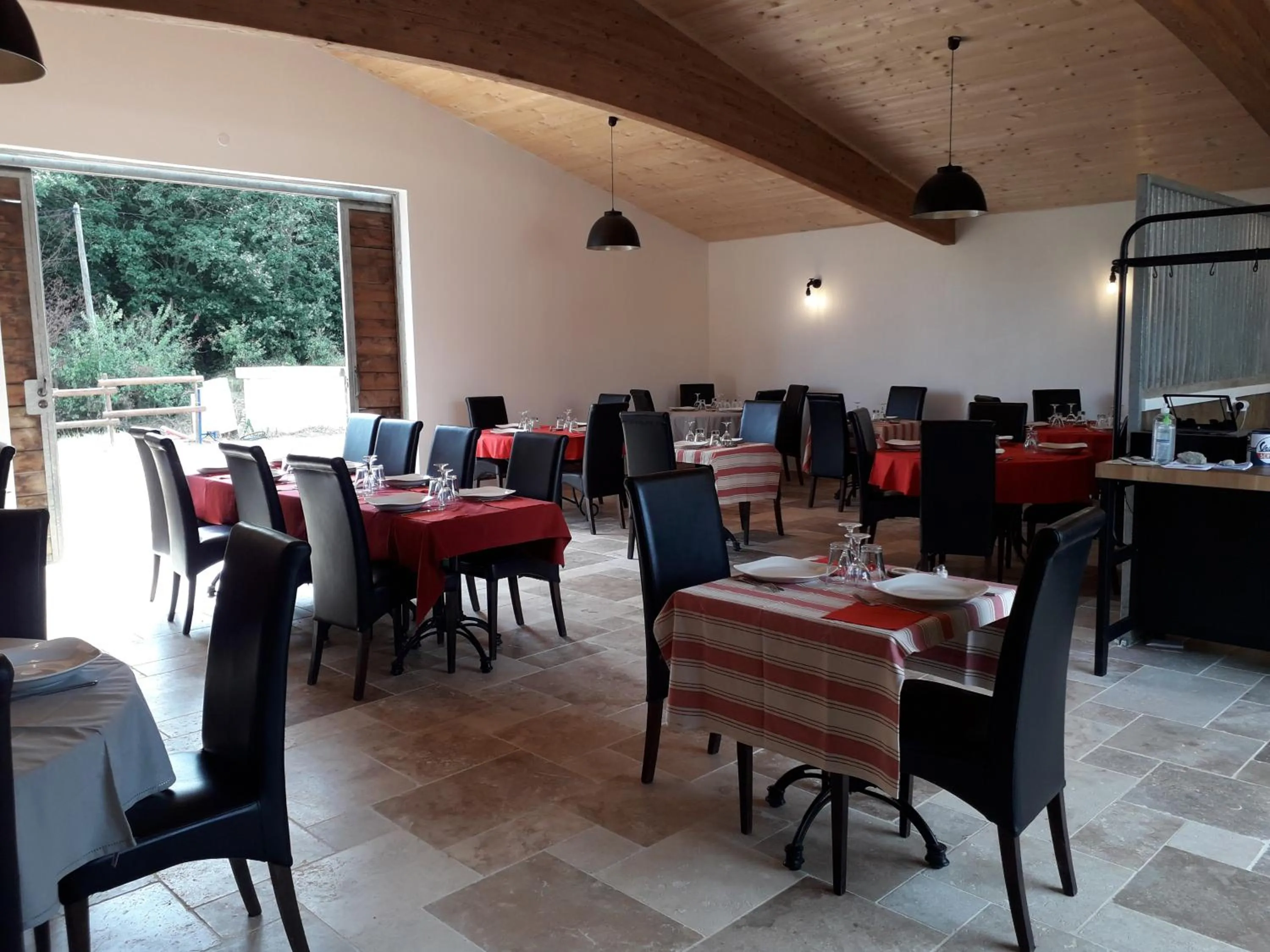 Restaurant/places to eat in Cabanes Trésors de Campagne,spas privatifs
