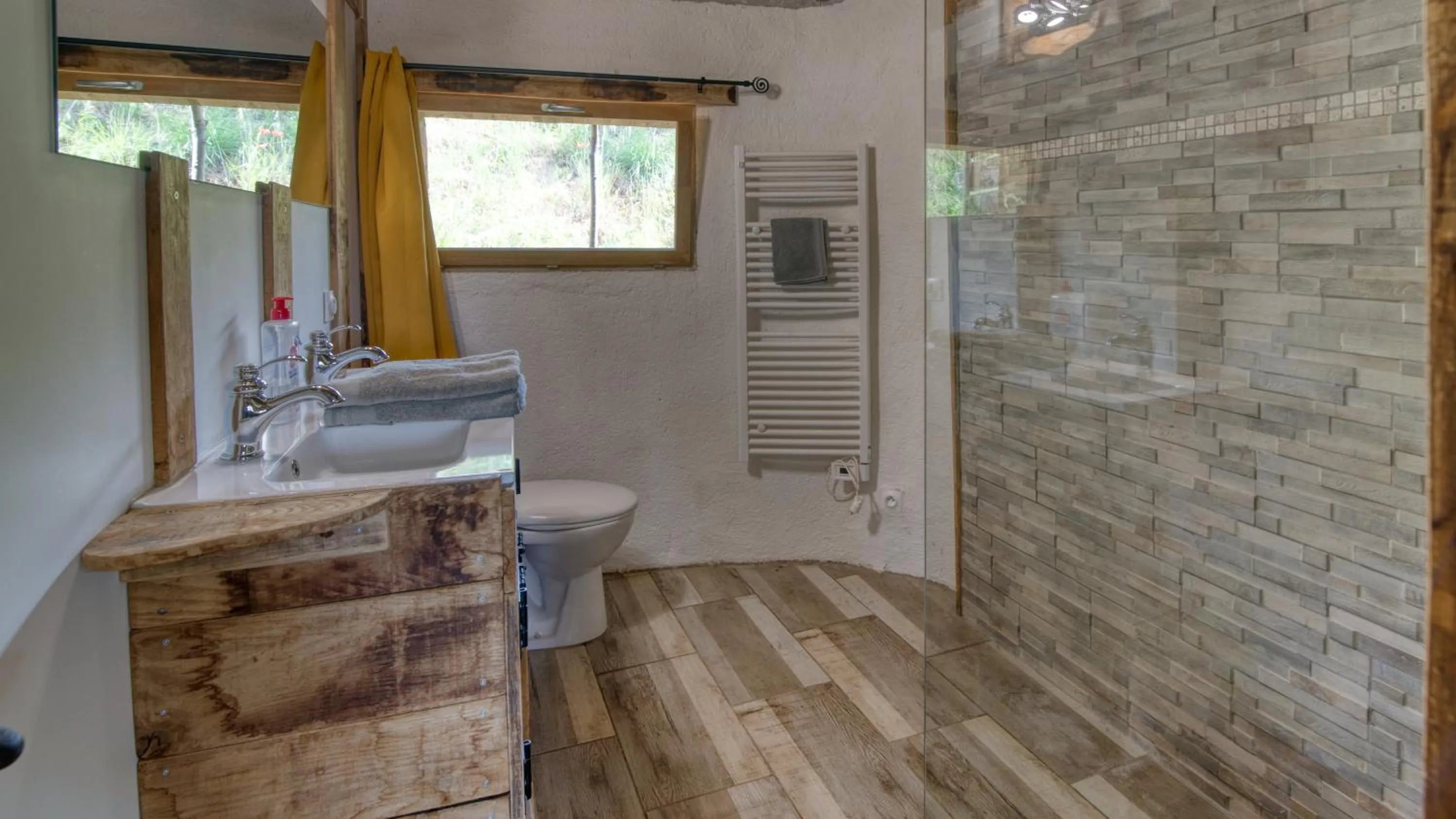 Bathroom in Cabanes Trésors de Campagne,spas privatifs