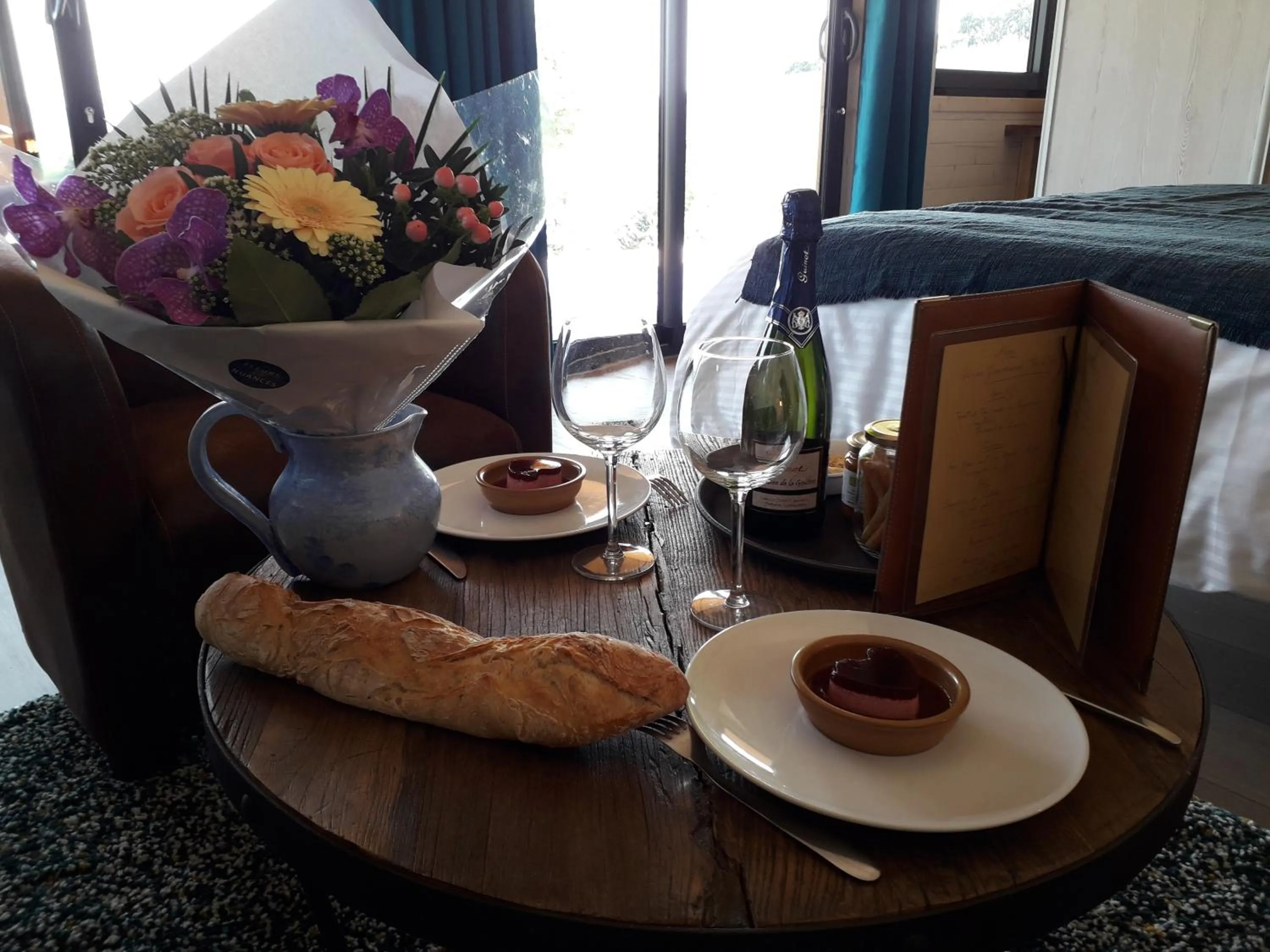 Dining area in Cabanes Trésors de Campagne,spas privatifs
