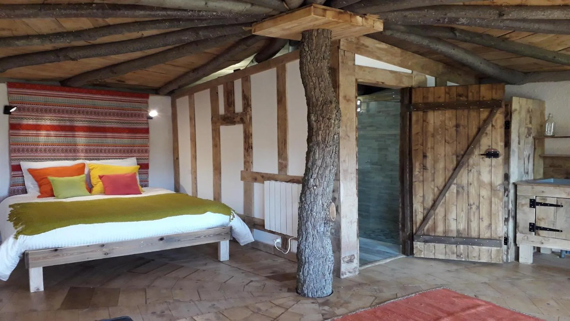 Photo of the whole room, Bed in Cabanes Trésors de Campagne,spas privatifs