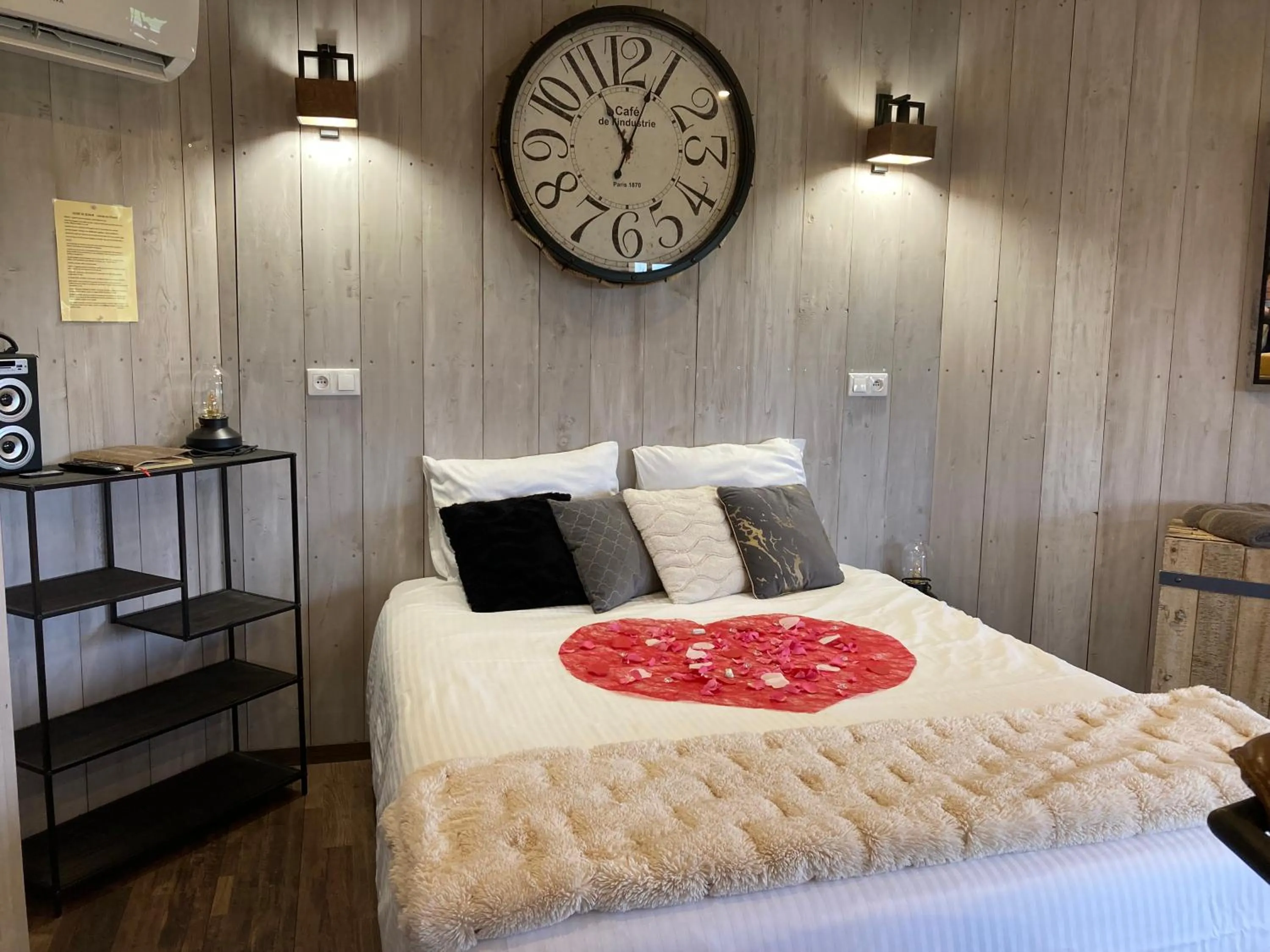 Decorative detail, Bed in Cabanes Trésors de Campagne,spas privatifs