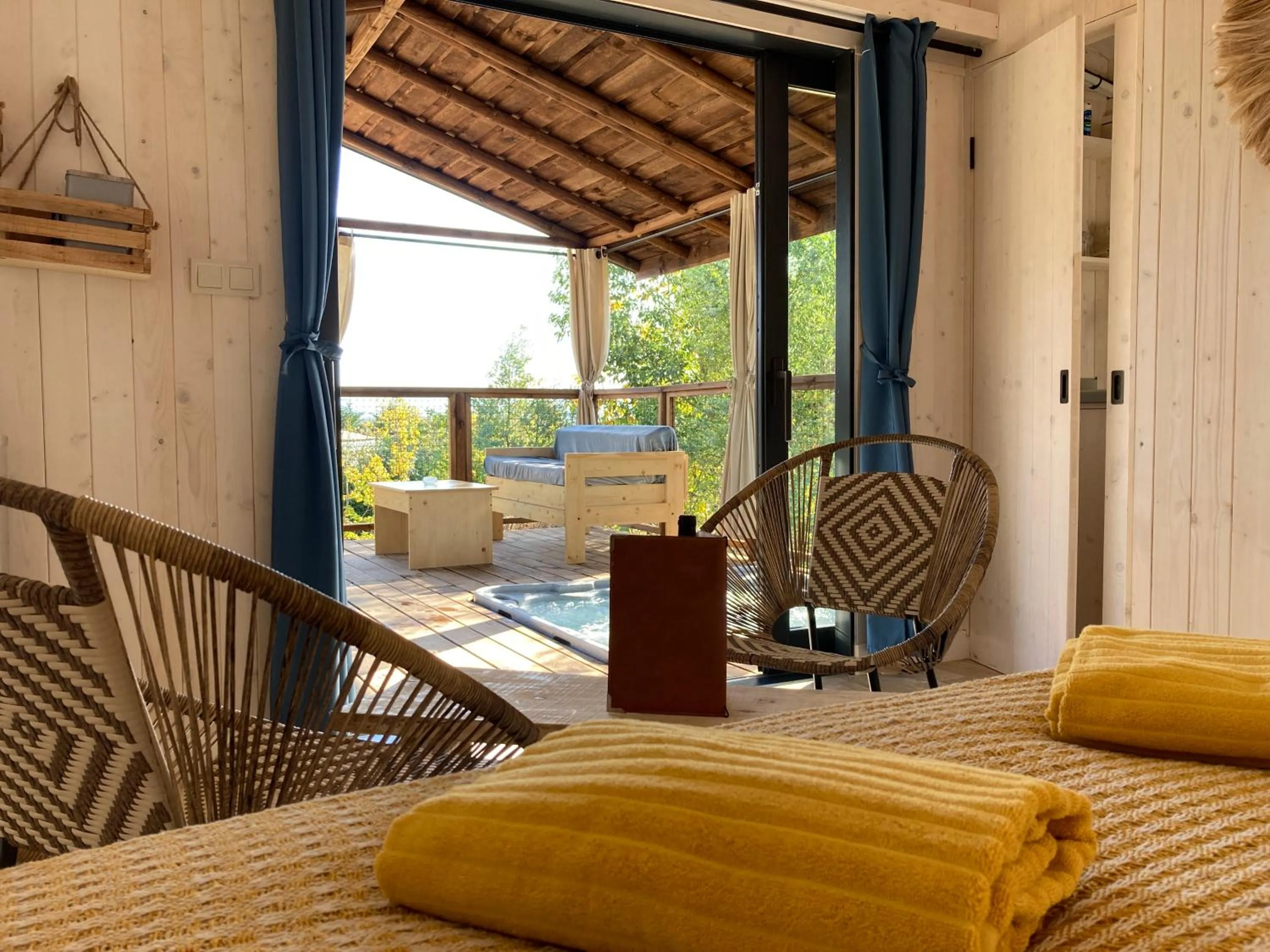 Bedroom in Cabanes Trésors de Campagne,spas privatifs