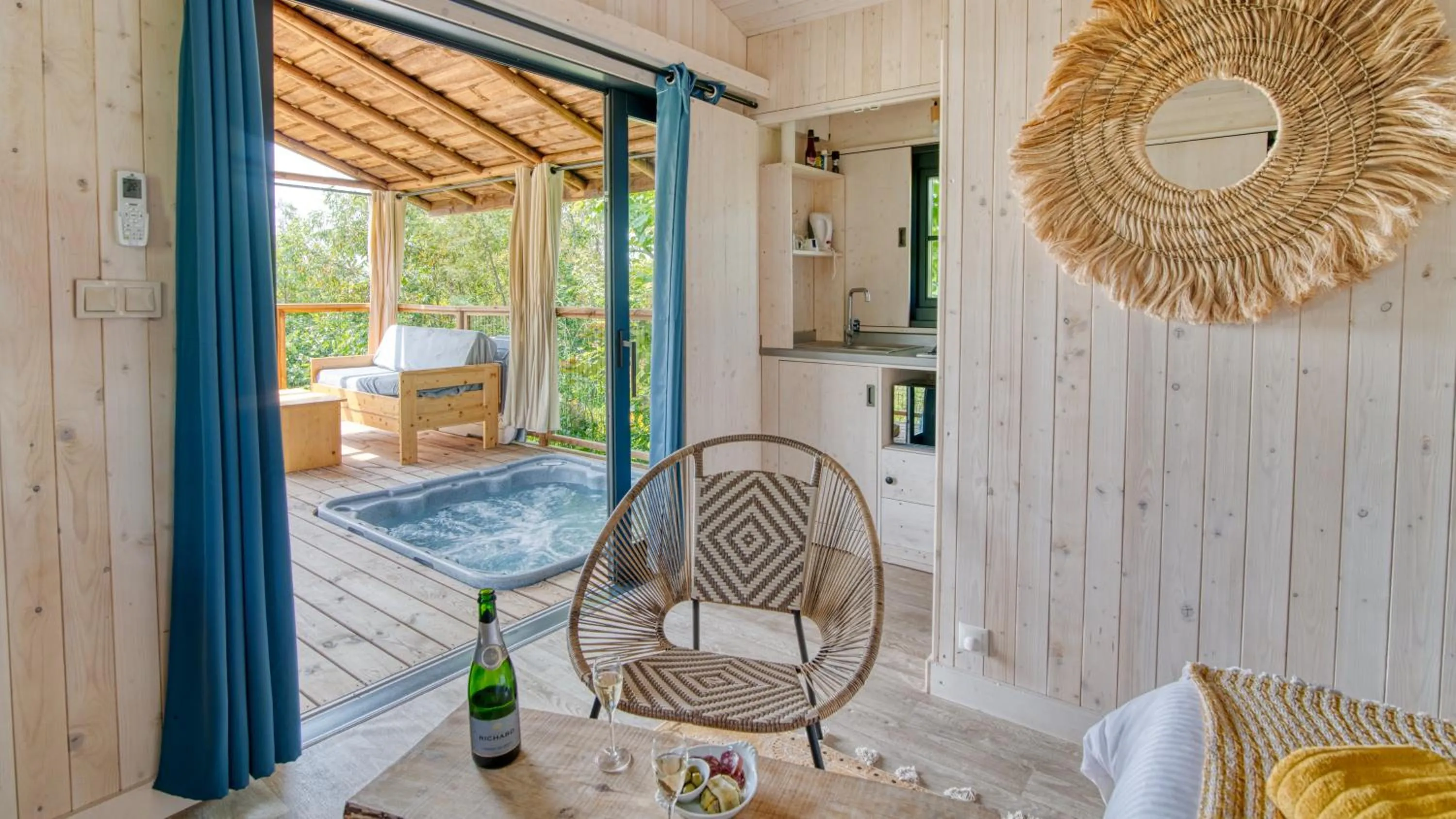 Photo of the whole room in Cabanes Trésors de Campagne,spas privatifs