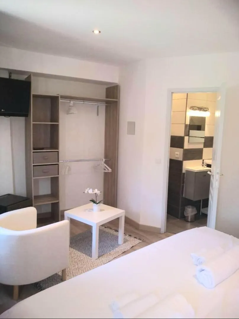 Bed in Hotel renaissance martigues