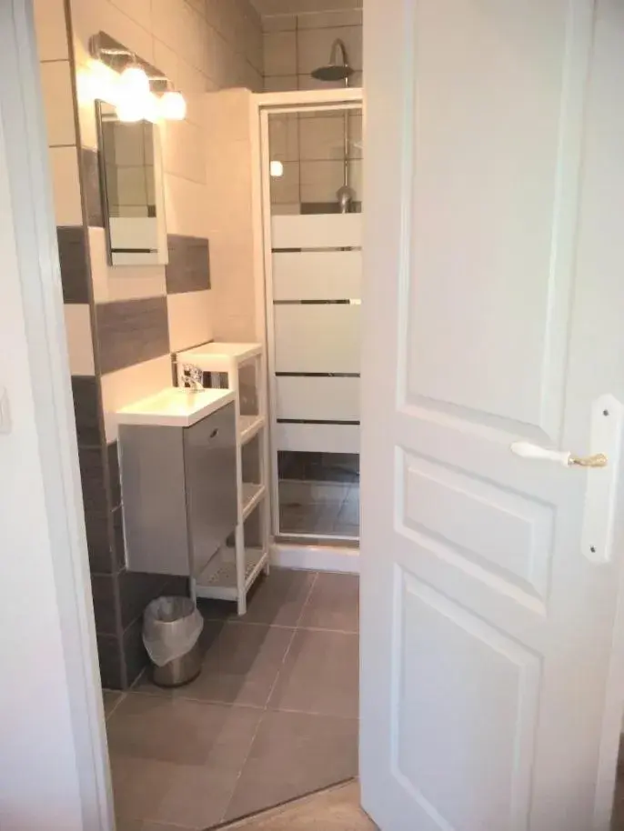 King Room in Hotel renaissance martigues King Room in Hotel renaissance martigues