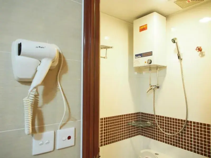 Deluxe Triple Room in New Day Night Hostel RECEPTION 24 HOUR BLOCK D CHUNGKING MANSION TSIM SHA TSUI KOWLOONN Deluxe Triple Room in New Day Night Hostel RECEPTION 24 HOUR BLOCK D CHUNGKING MANSION TSIM SHA TSUI KOWLOONN