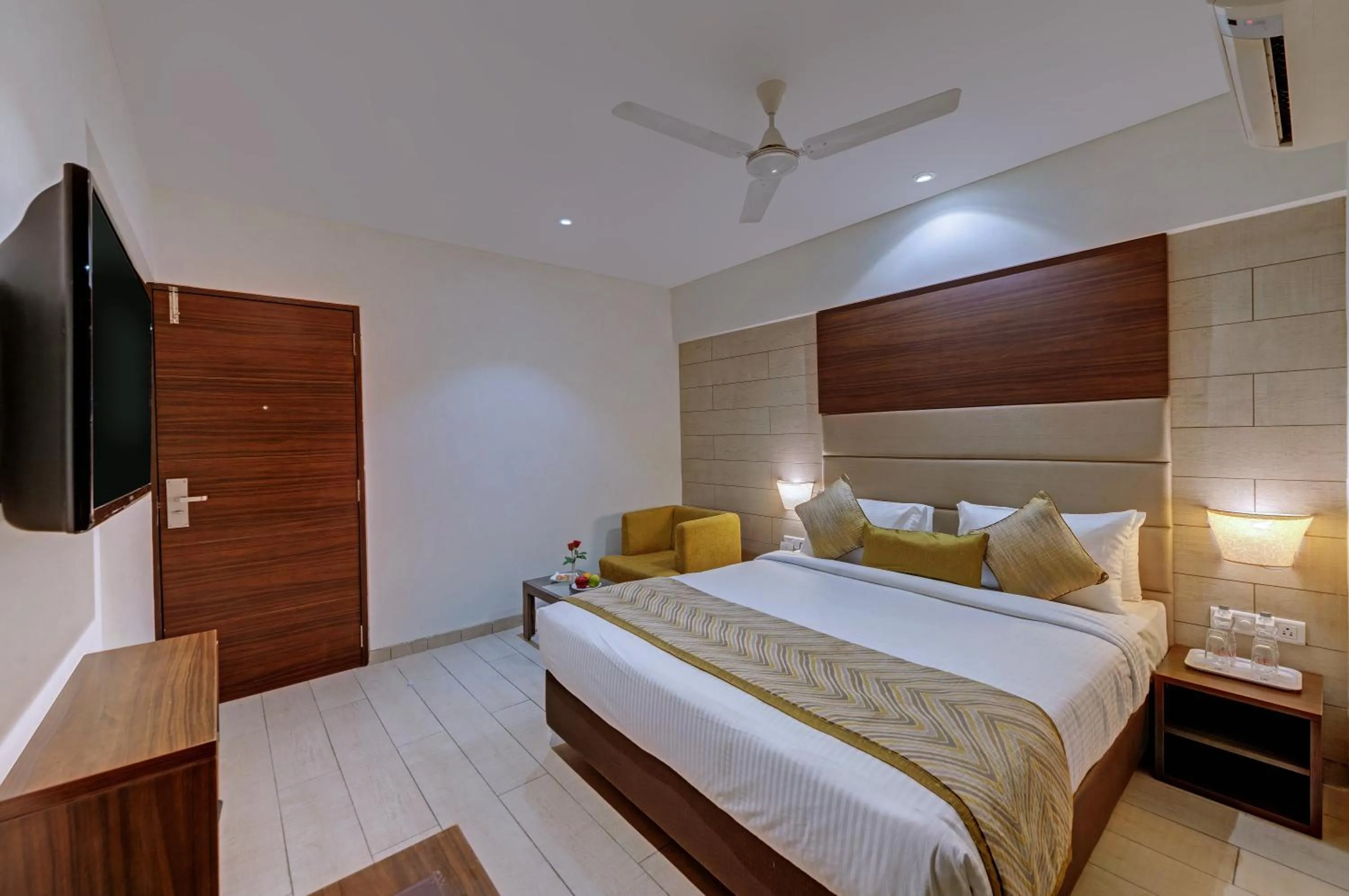 TV and multimedia, Bed in Click Hotel Vadodara 4 mins walk for the Railway Station