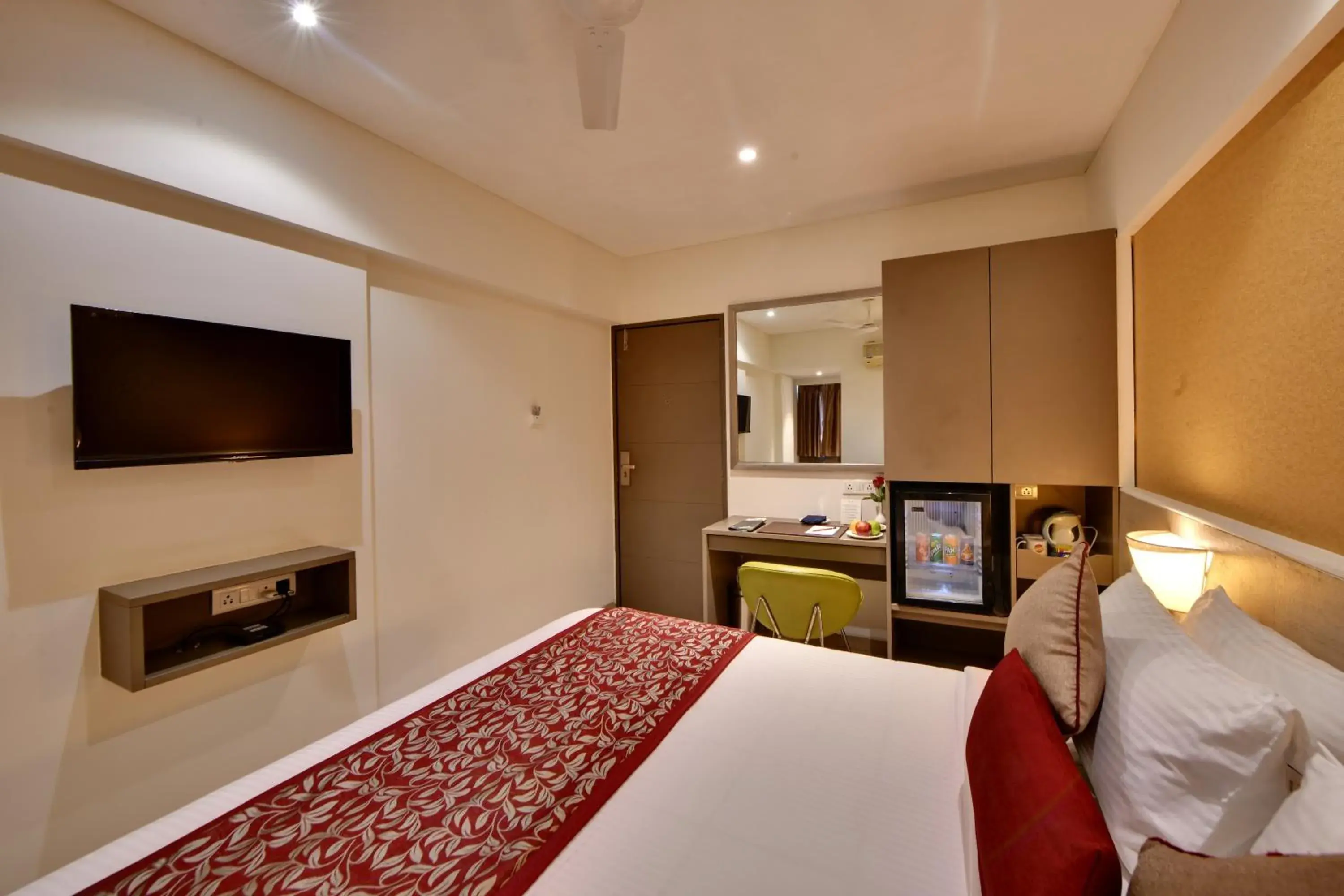 TV and multimedia, Bed in Click Hotel Vadodara 4 mins walk for the Railway Station TV and multimedia, Bed in Click Hotel Vadodara 4 mins walk for the Railway Station