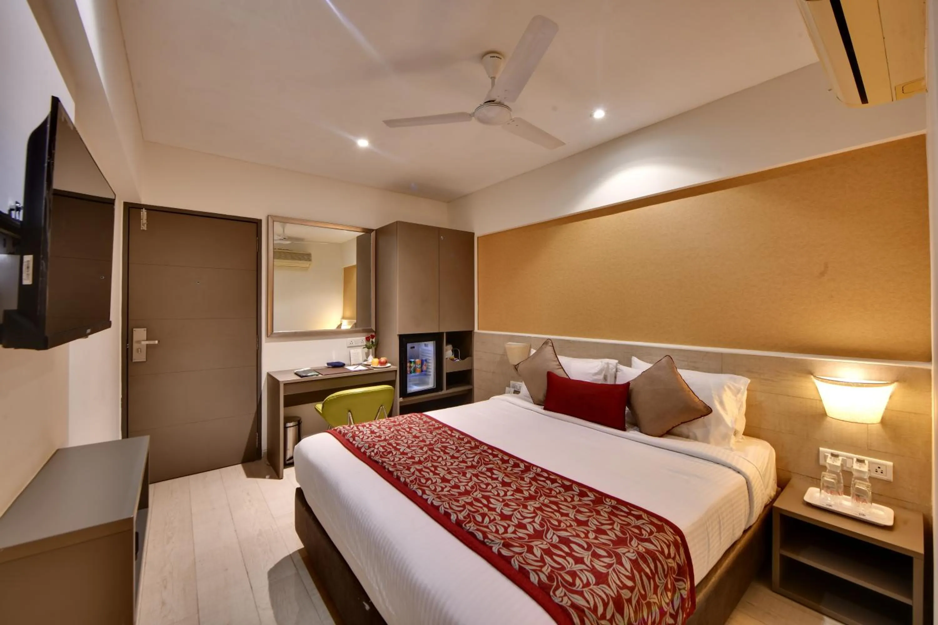 Bed in Click Hotel Vadodara 4 mins walk for the Railway Station