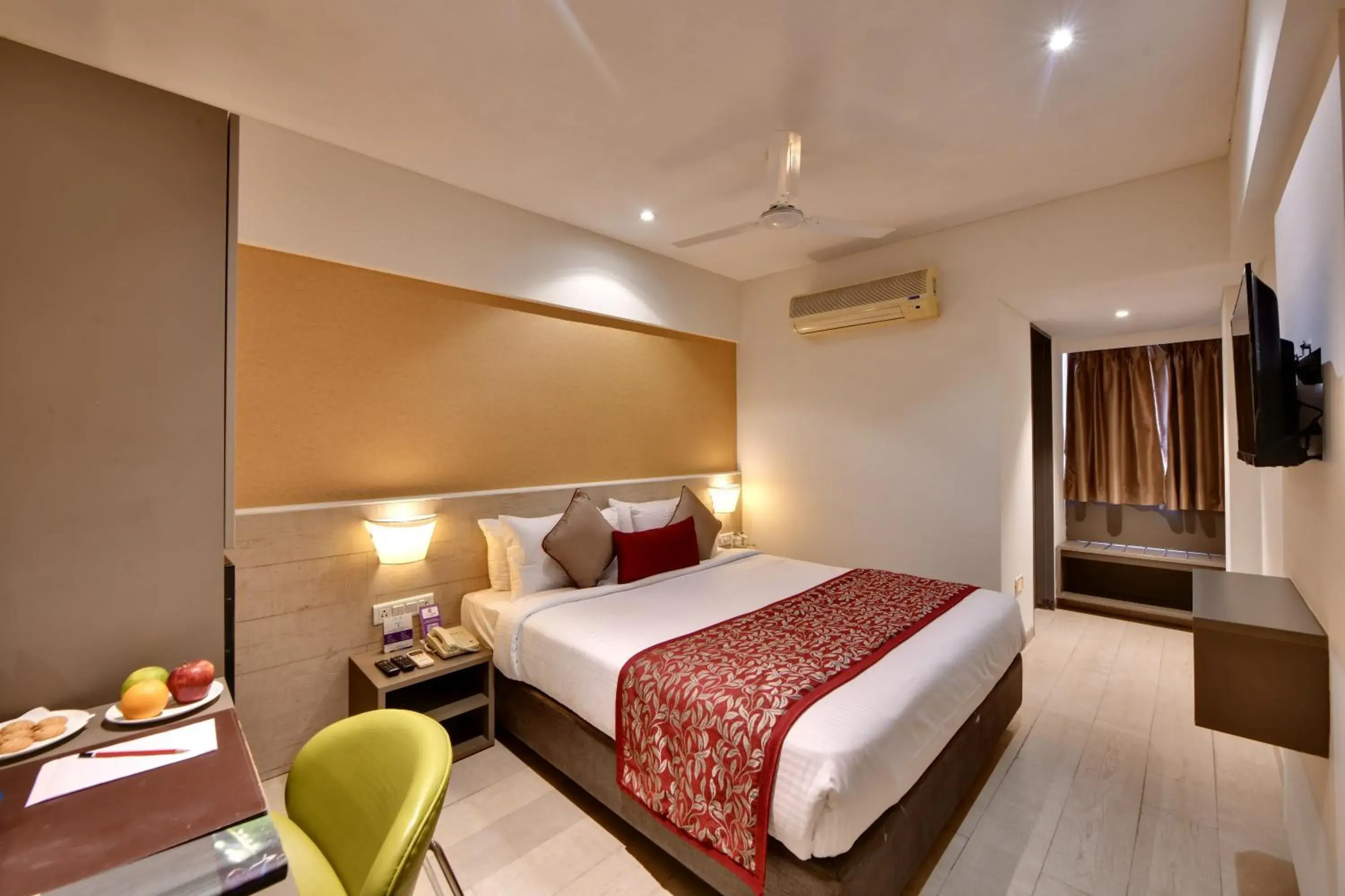Photo of the whole room, Bed in Click Hotel Vadodara 4 mins walk for the Railway Station Photo of the whole room, Bed in Click Hotel Vadodara 4 mins walk for the Railway Station
