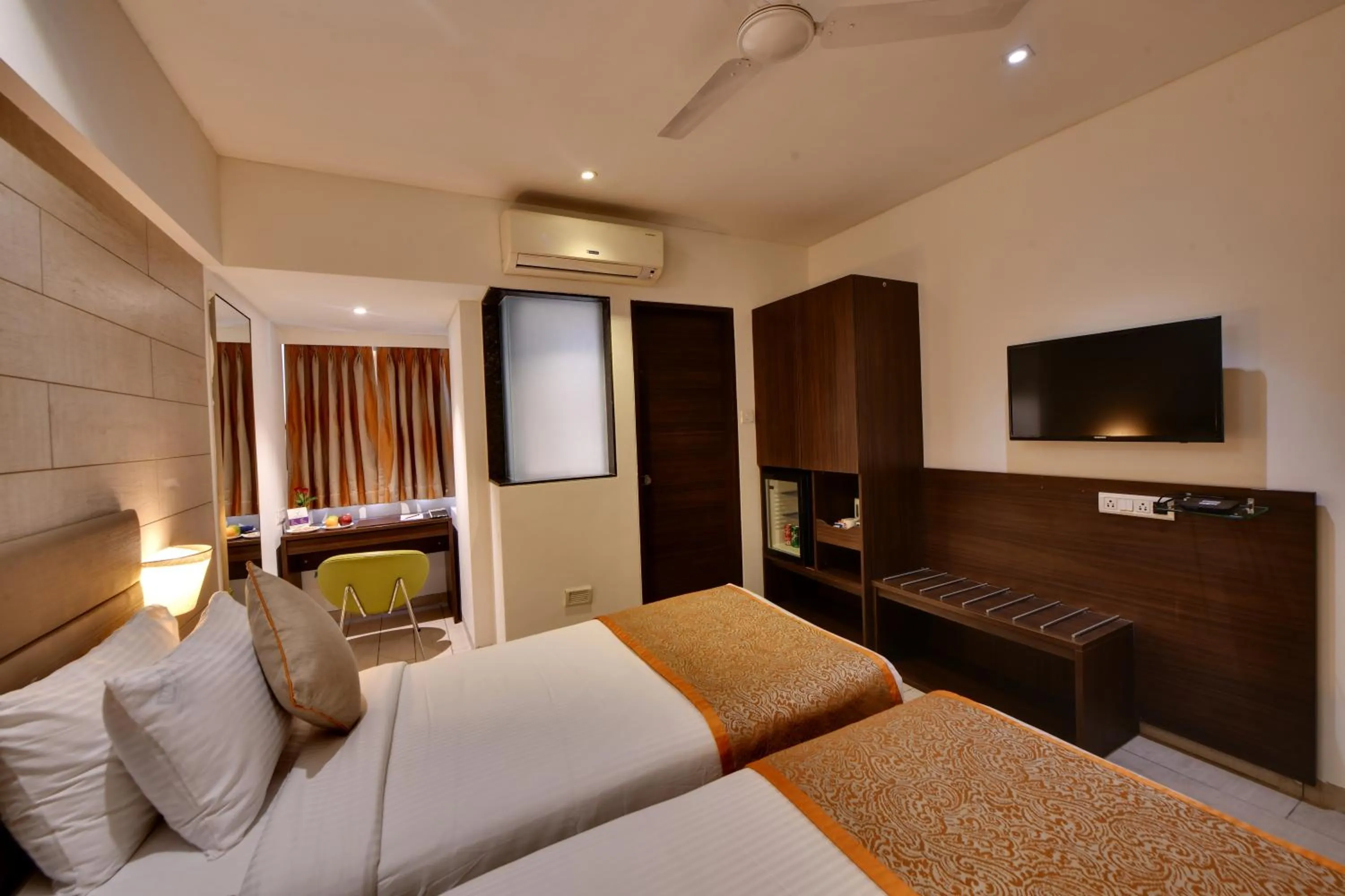 TV and multimedia, Bed in Click Hotel Vadodara 4 mins walk for the Railway Station