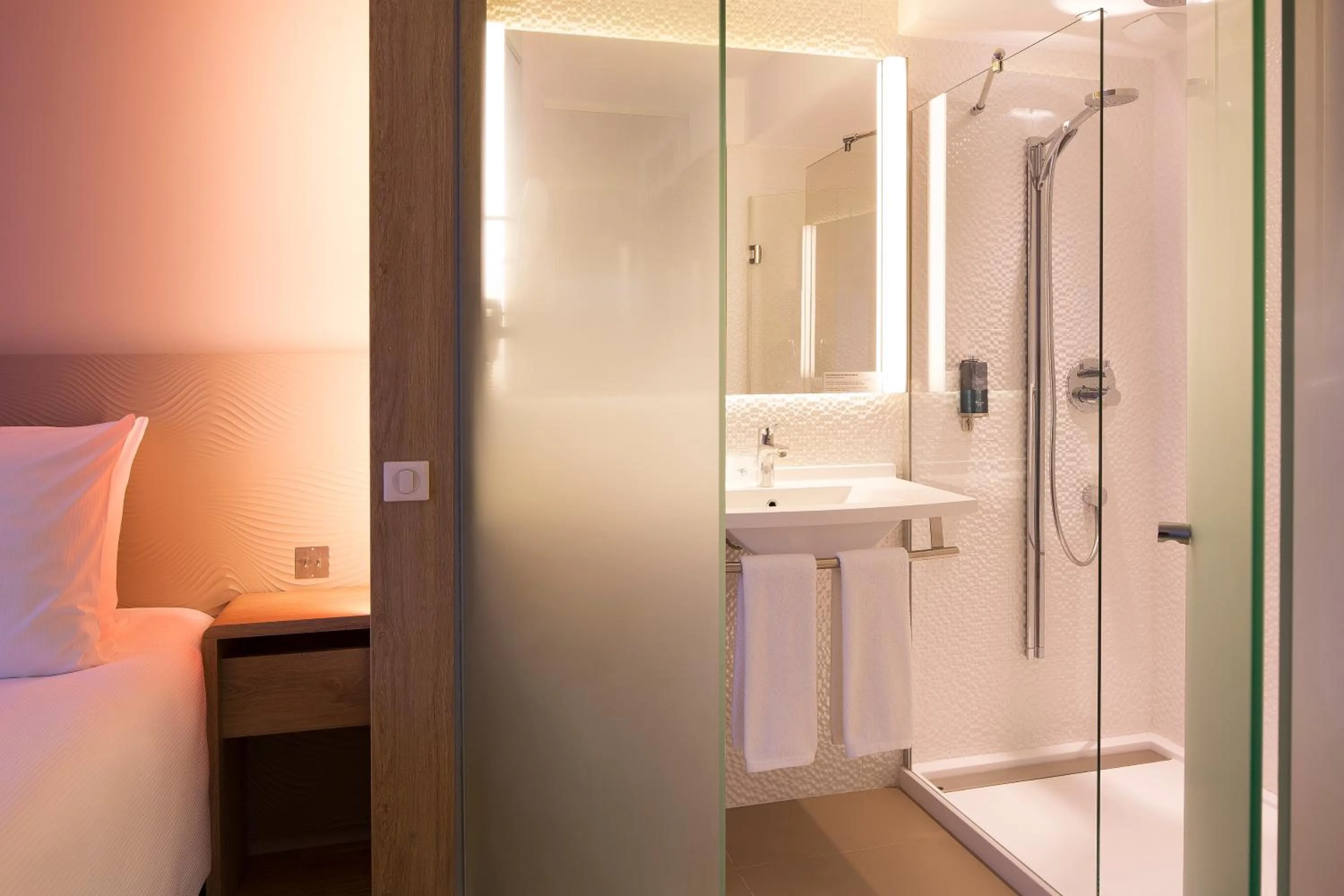 Bathroom, Bed in Hôtel Oceania Le Métropole